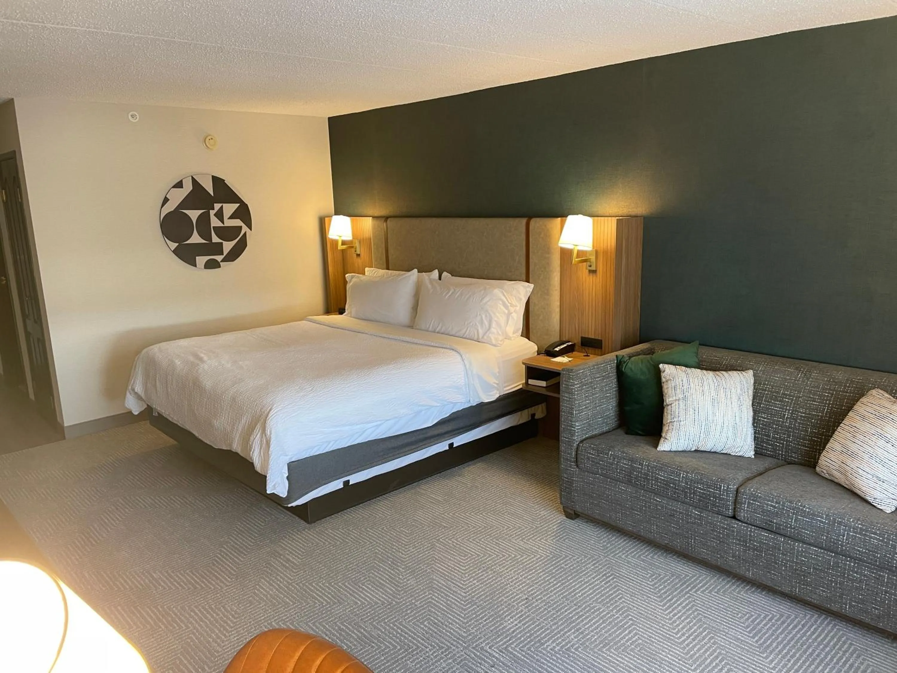 Living room, Bed in Holiday Inn Hotel & Suites Chicago Northwest - Elgin by IHG