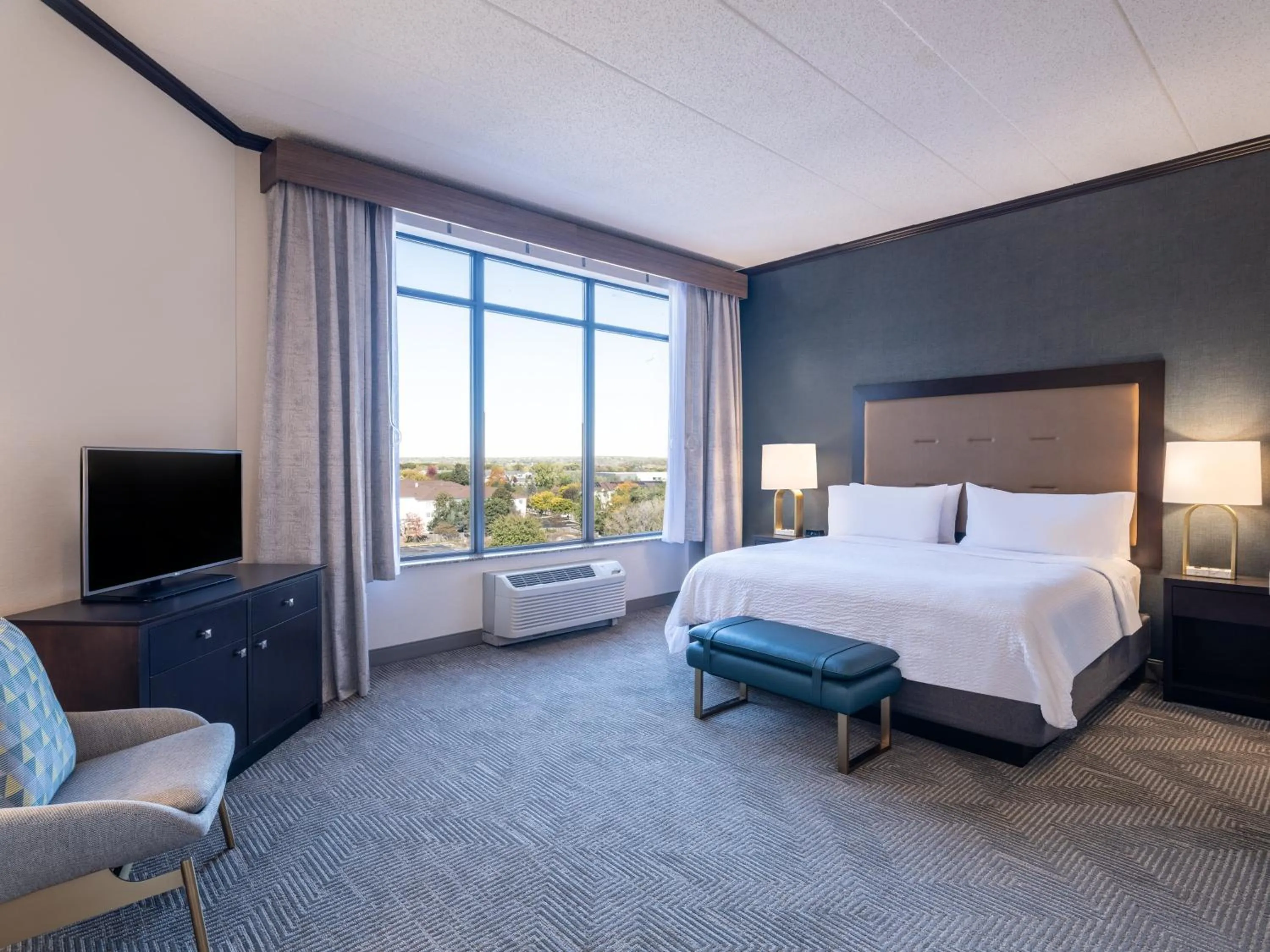 Photo of the whole room, Bed in Holiday Inn Hotel & Suites Chicago Northwest - Elgin by IHG