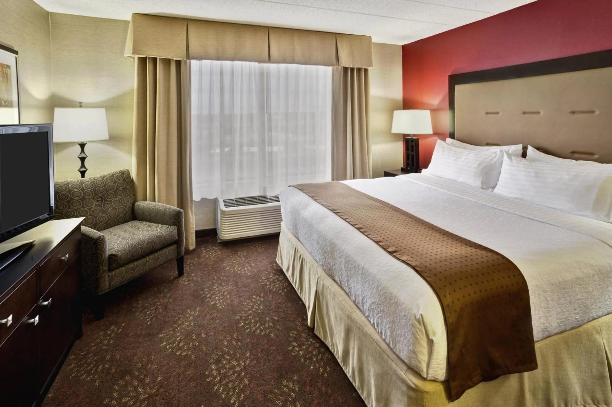 Photo of the whole room, Bed in Holiday Inn Hotel & Suites Chicago Northwest - Elgin by IHG