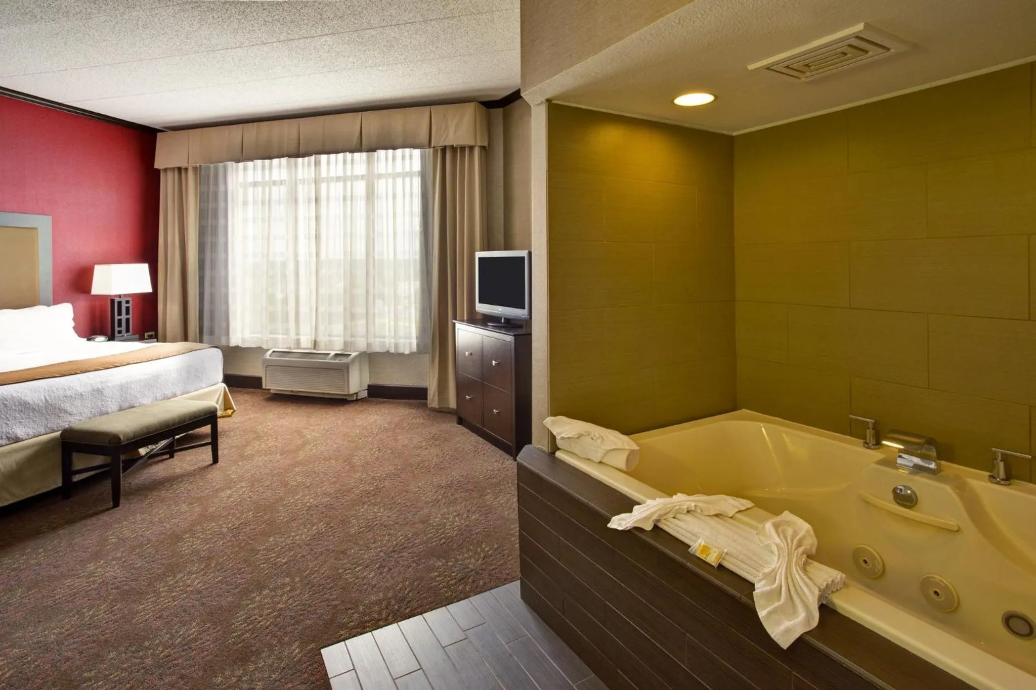 Photo of the whole room, Bed in Holiday Inn Hotel & Suites Chicago Northwest - Elgin by IHG