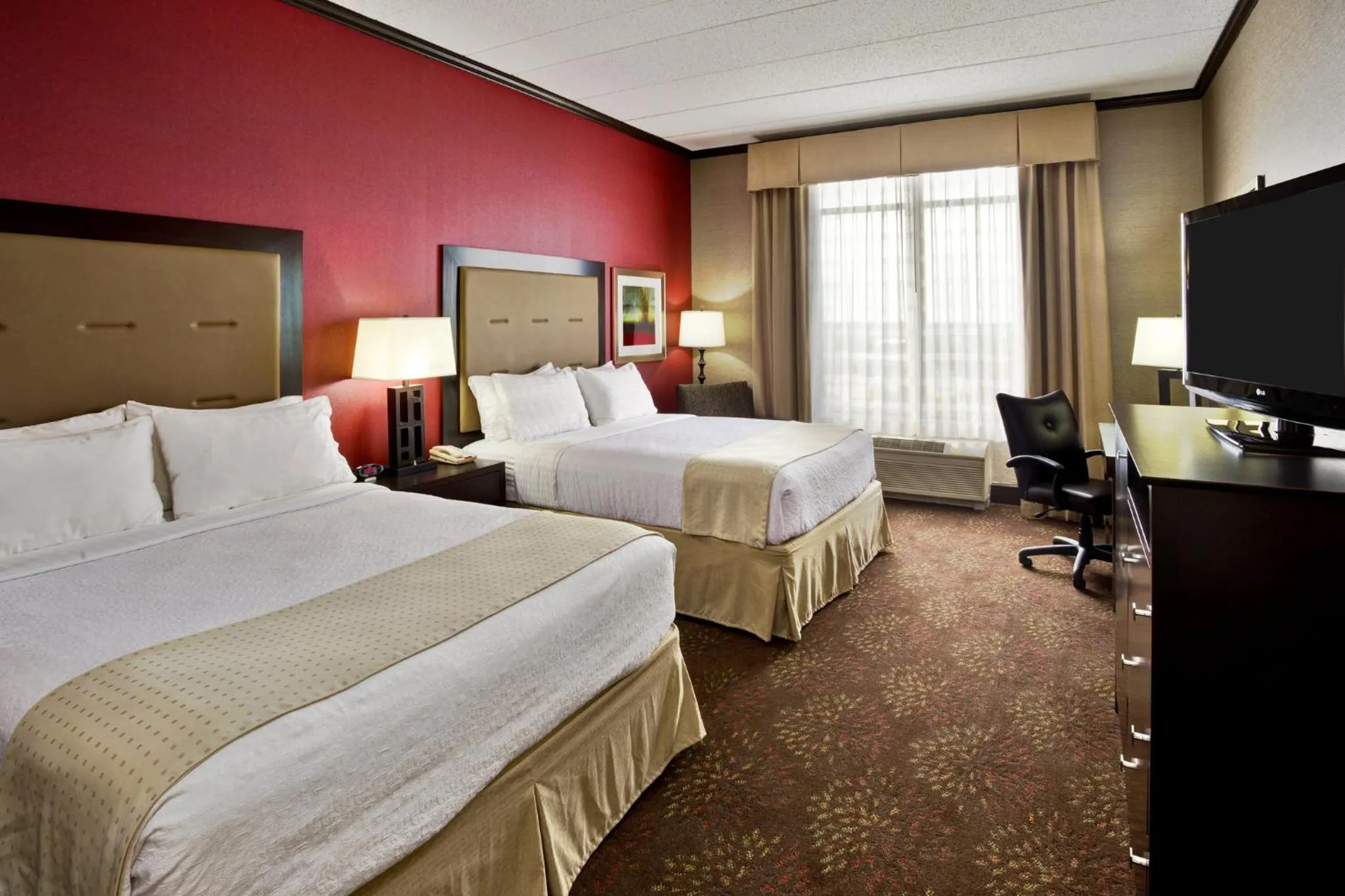 Photo of the whole room, Bed in Holiday Inn Hotel & Suites Chicago Northwest - Elgin by IHG