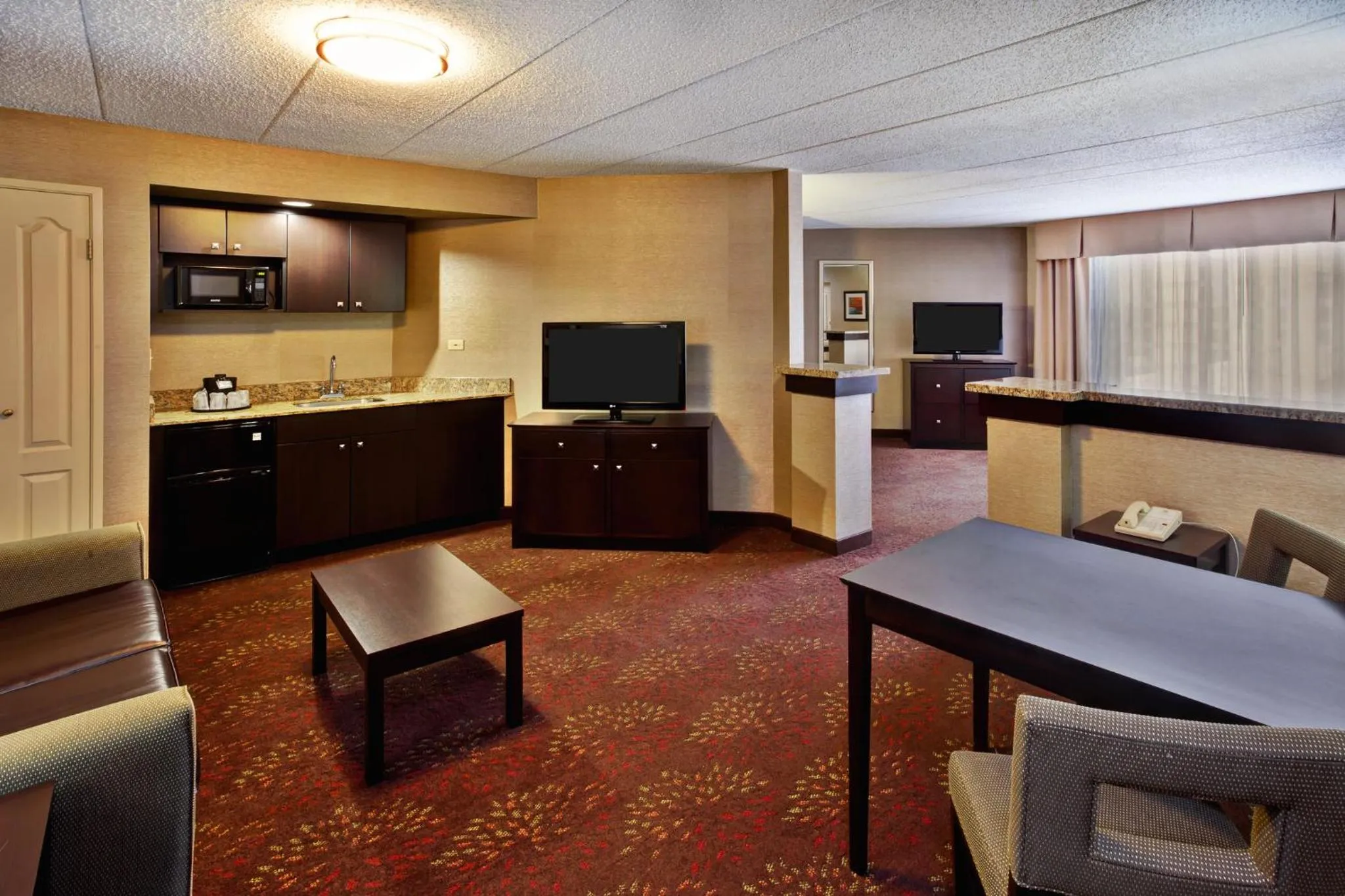 Photo of the whole room in Holiday Inn Hotel & Suites Chicago Northwest - Elgin by IHG