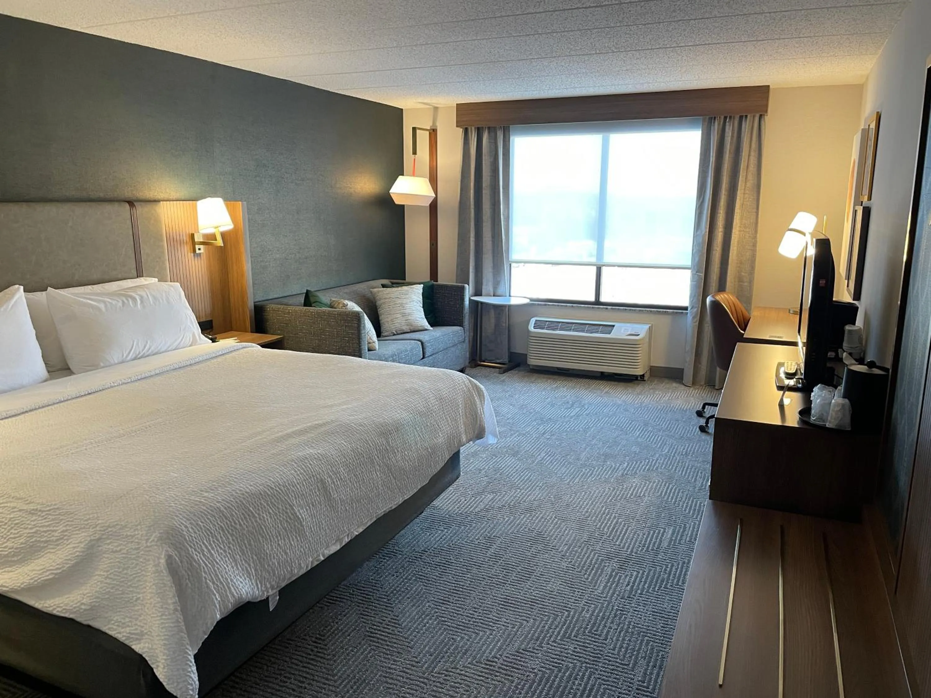 Living room, Bed in Holiday Inn Hotel & Suites Chicago Northwest - Elgin by IHG