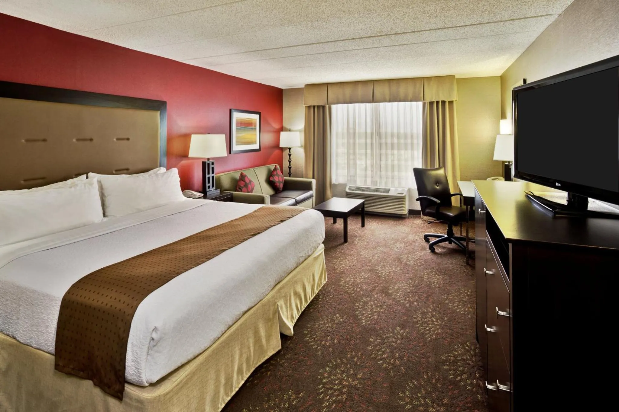 Photo of the whole room, Bed in Holiday Inn Hotel & Suites Chicago Northwest - Elgin by IHG