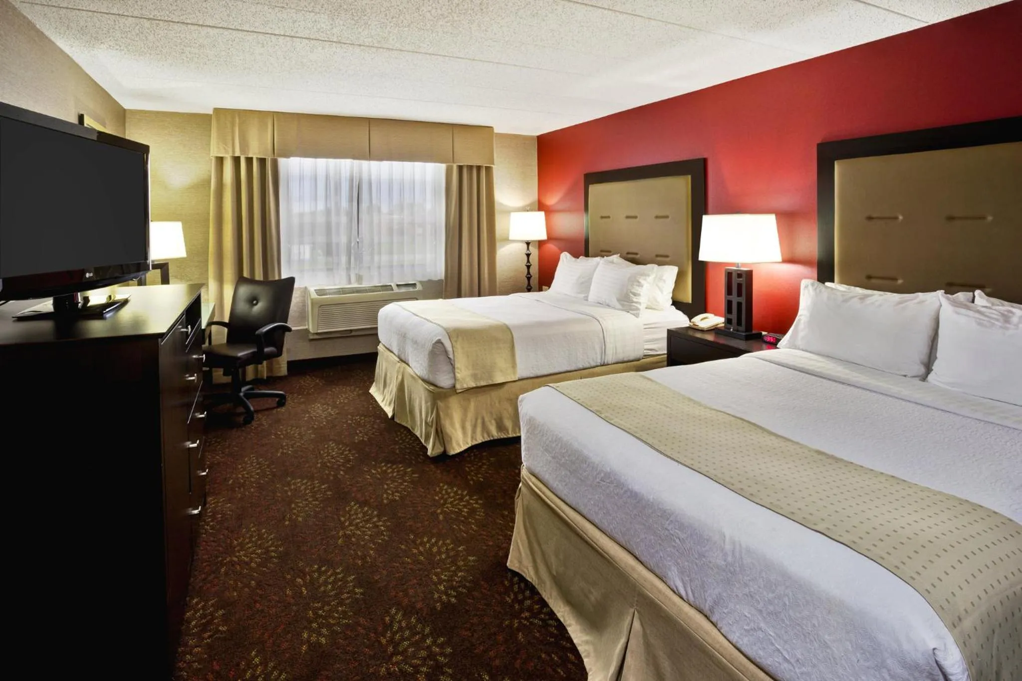 Photo of the whole room, Bed in Holiday Inn Hotel & Suites Chicago Northwest - Elgin by IHG