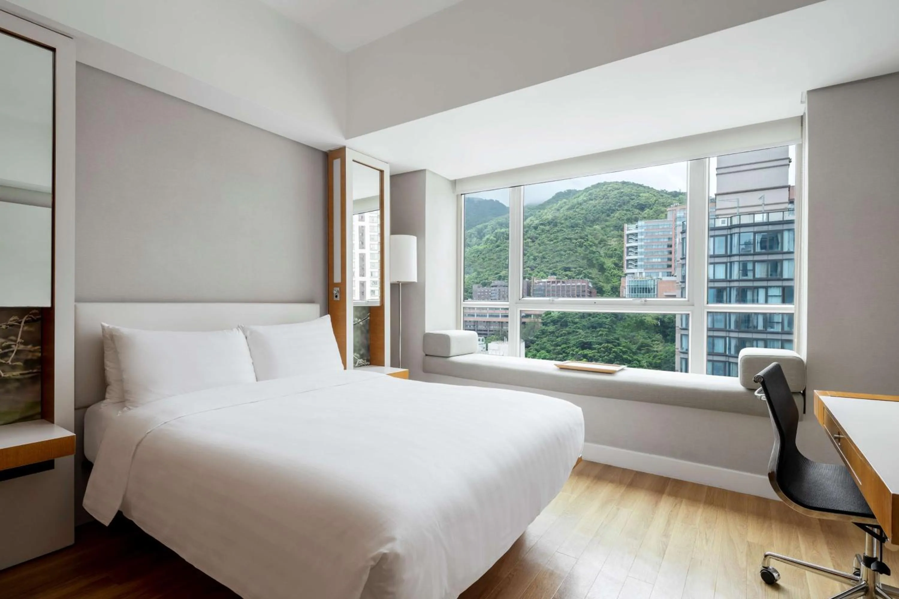 Photo of the whole room, Bed in Jen Hong Kong by Shangri-La