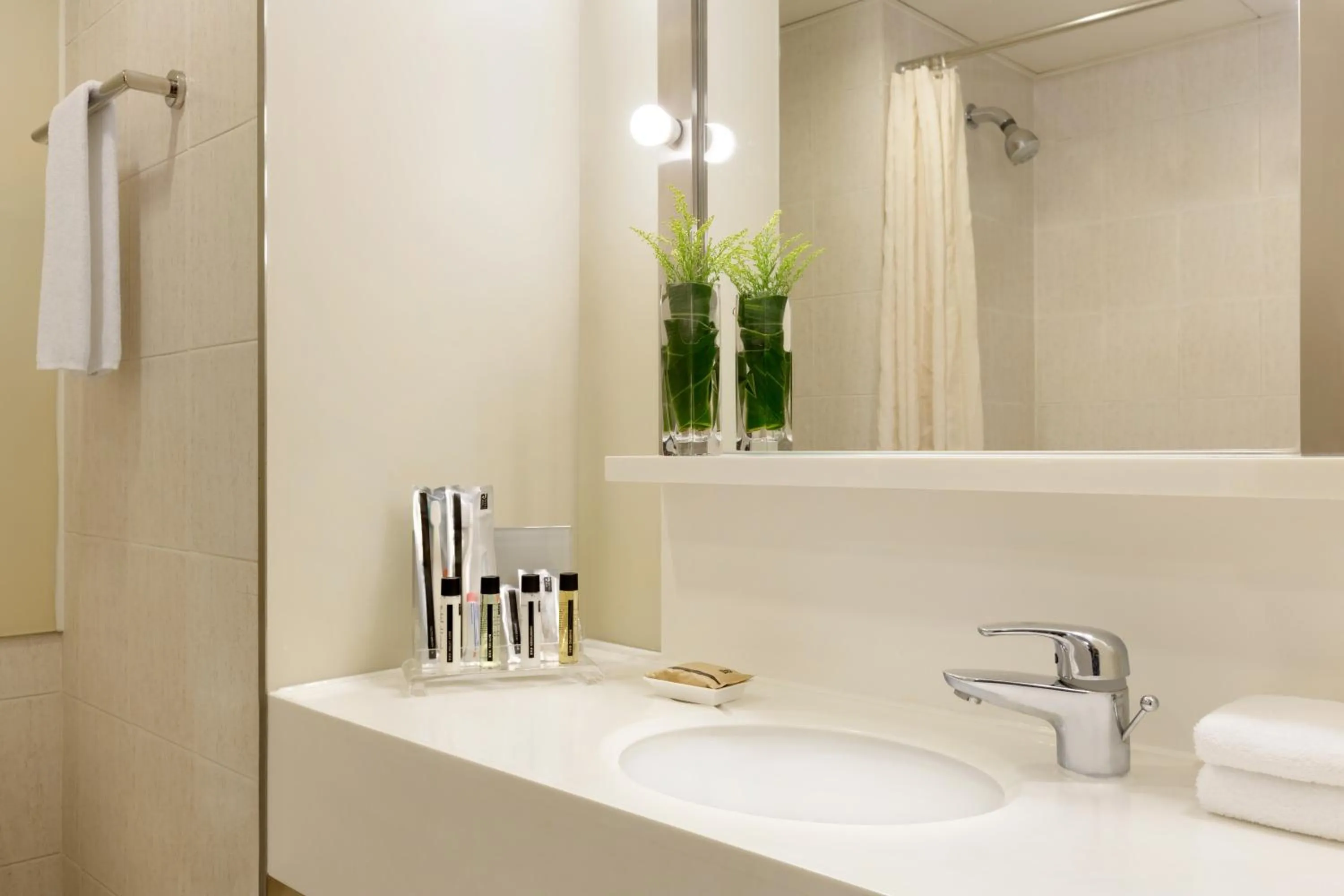 Toilet in Jen Hong Kong by Shangri-La