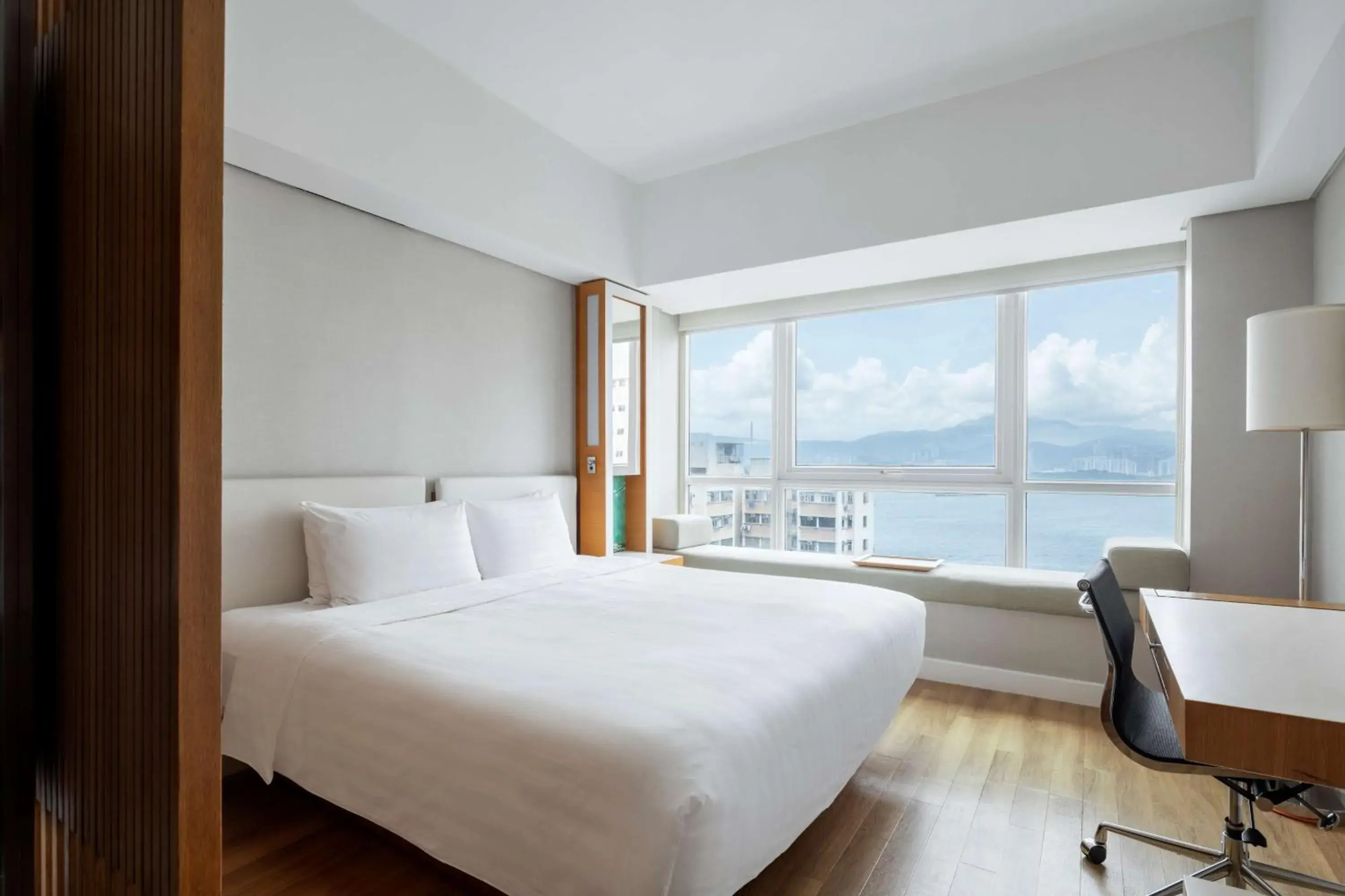 Deluxe Queen Room with Harbor View in Jen Hong Kong by Shangri-La Deluxe Queen Room with Harbor View in Jen Hong Kong by Shangri-La