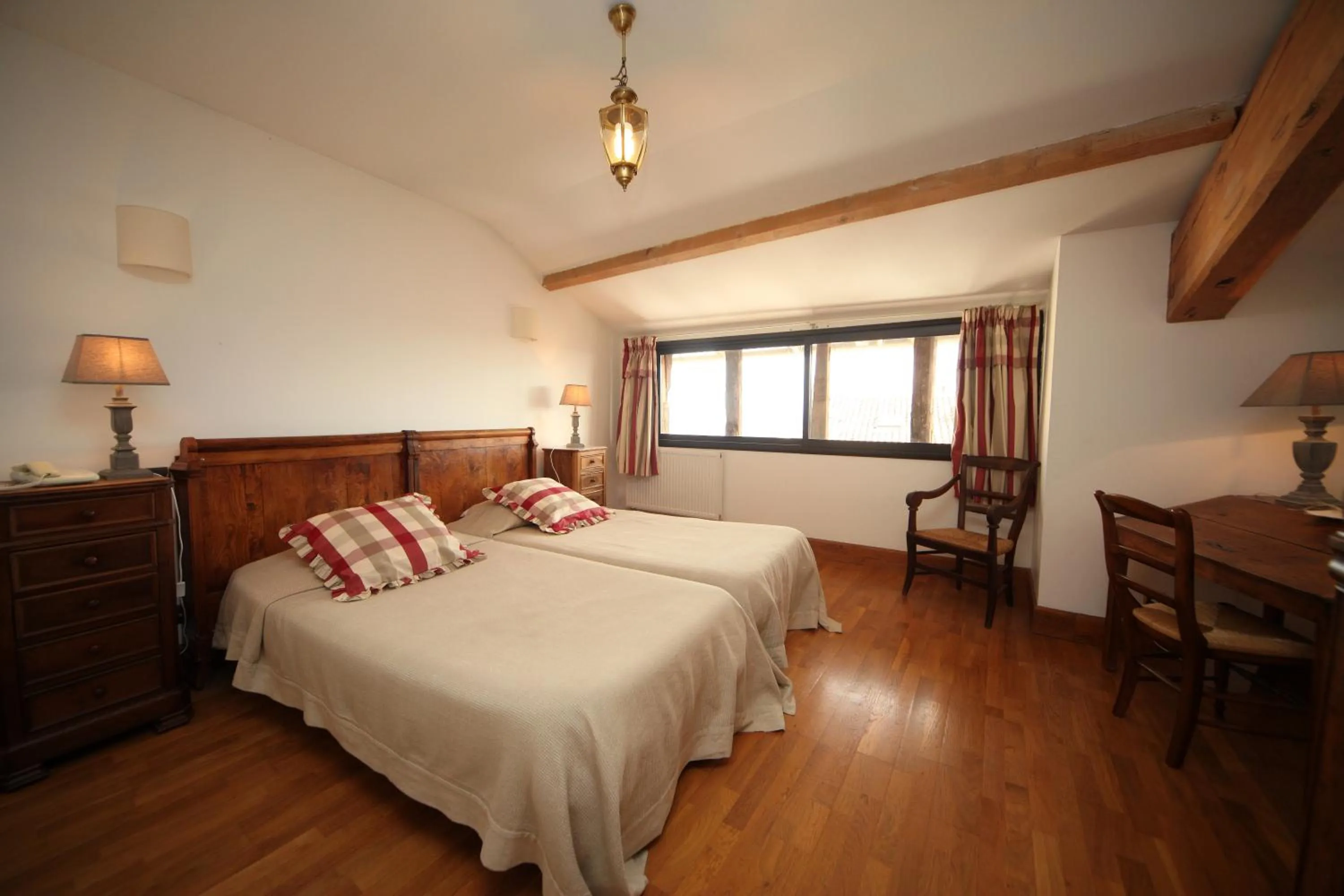 Photo of the whole room, Bed in Hotel des Consuls