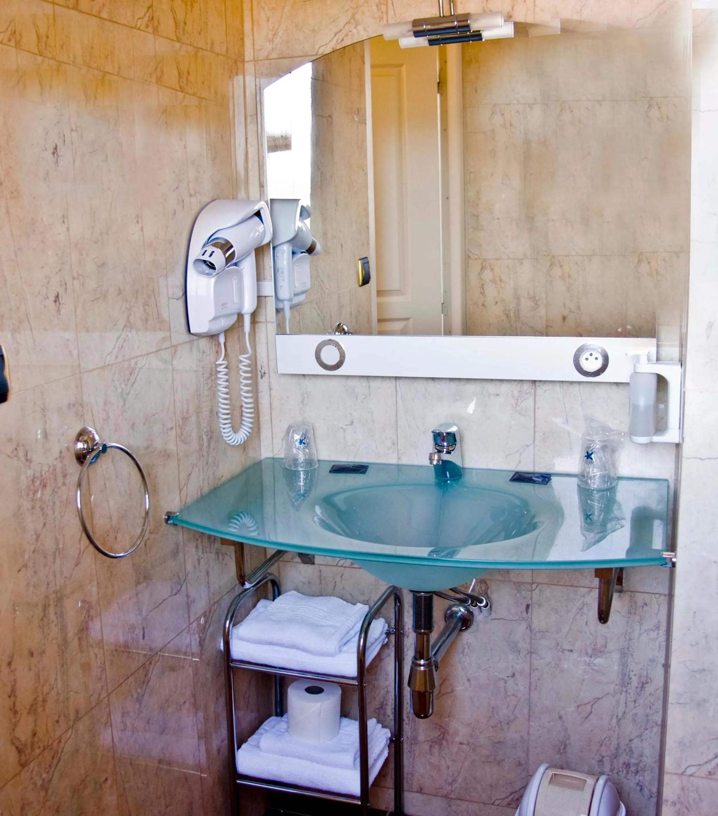 Bathroom in Hotel des Consuls