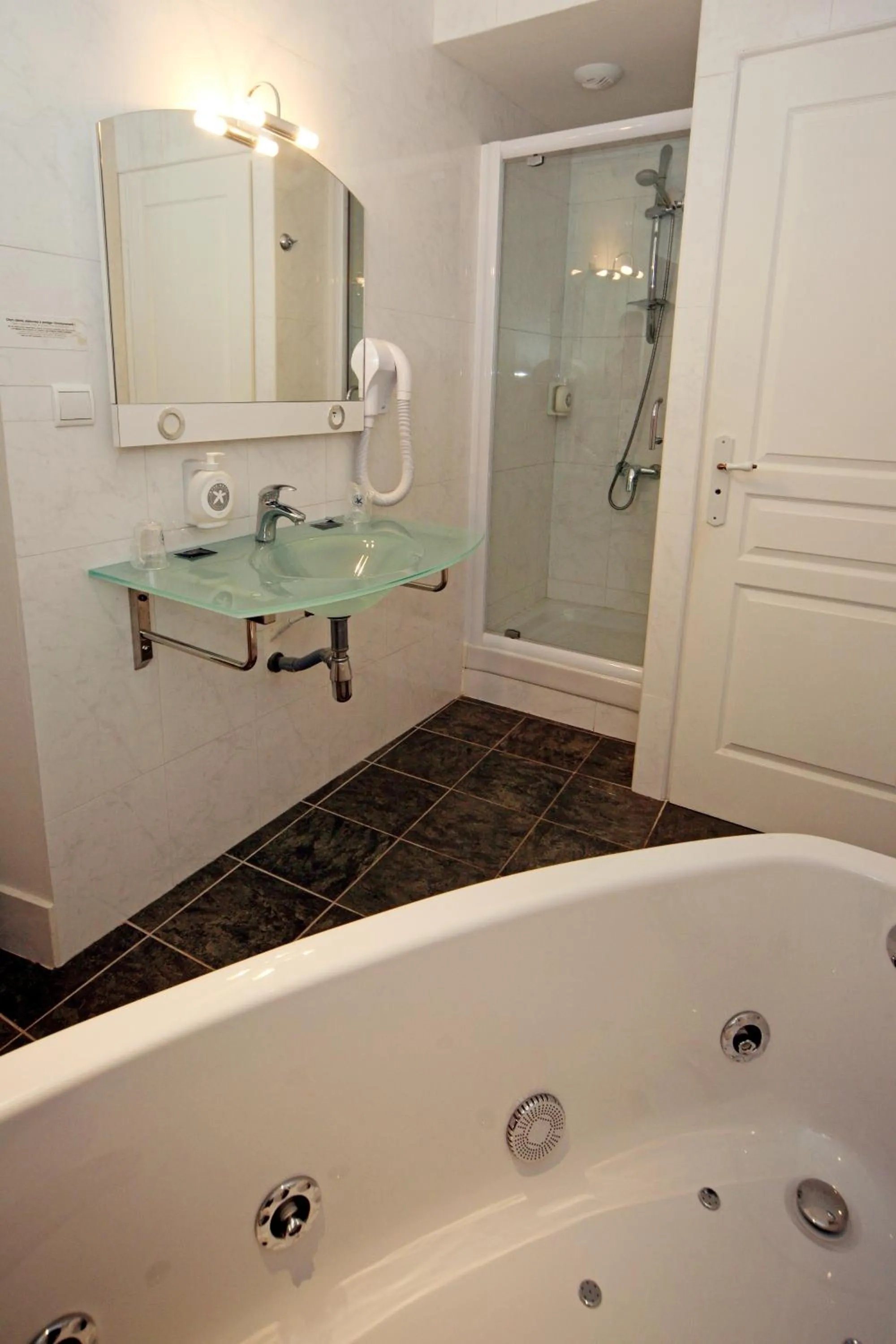 Bathroom in Hotel des Consuls