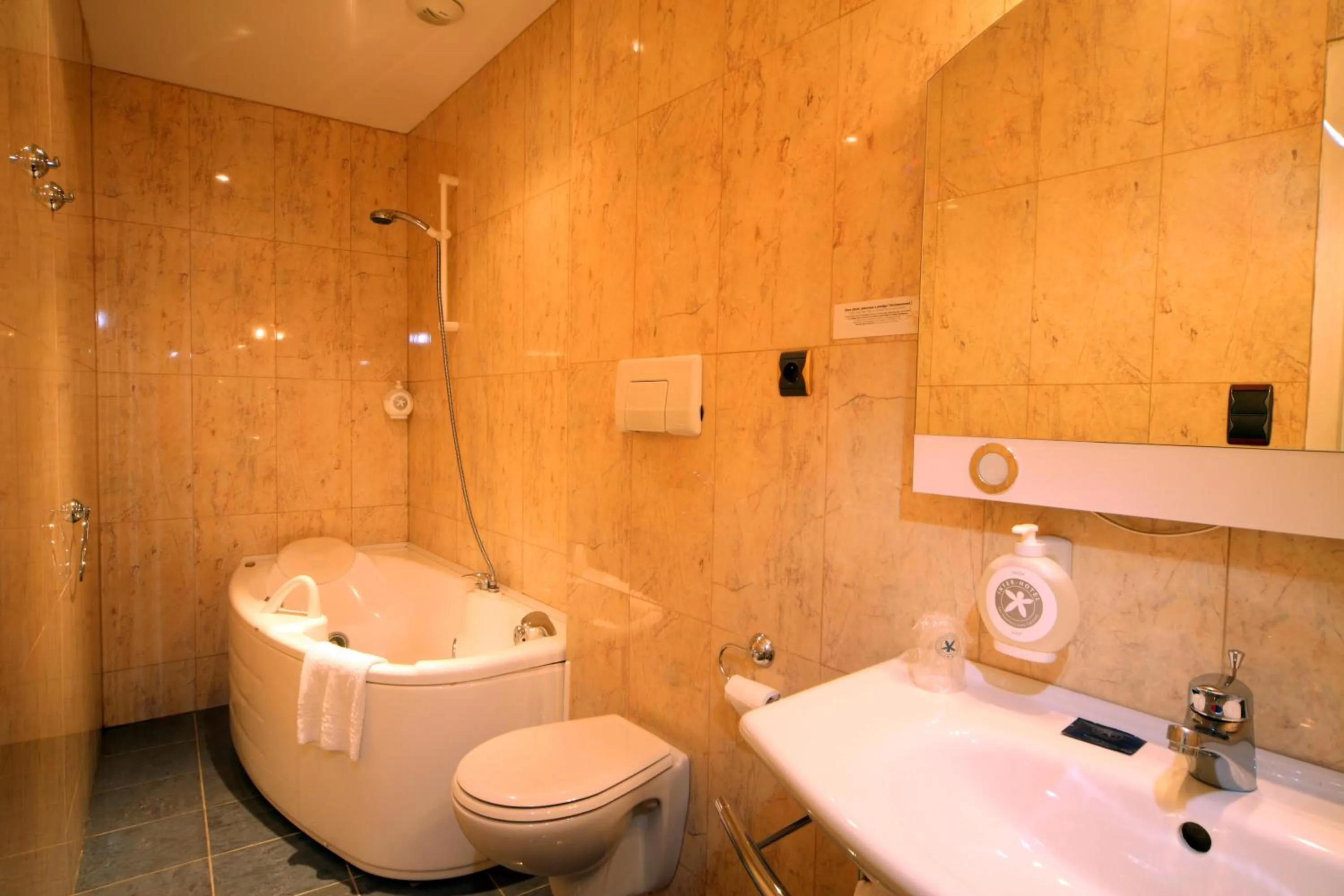 Bathroom in Hotel des Consuls
