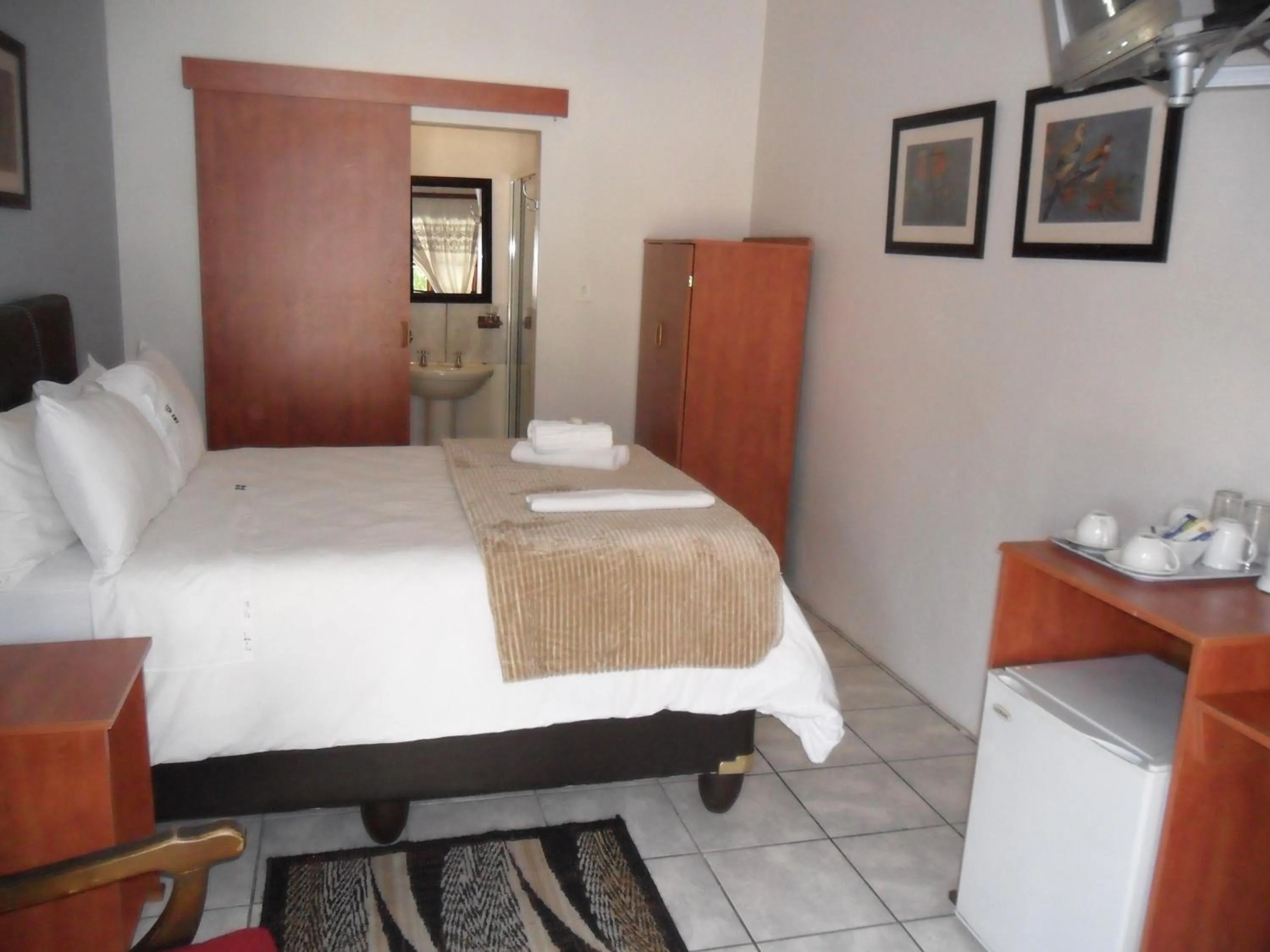 Bathroom, Bed in Convent Hill Lodge