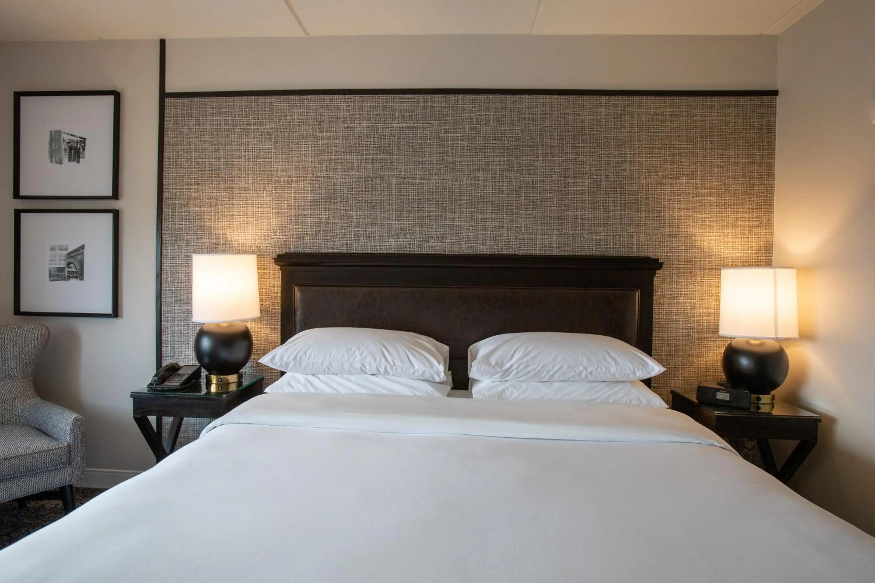 Bedroom, Bed in Sheraton Chicago Northbrook