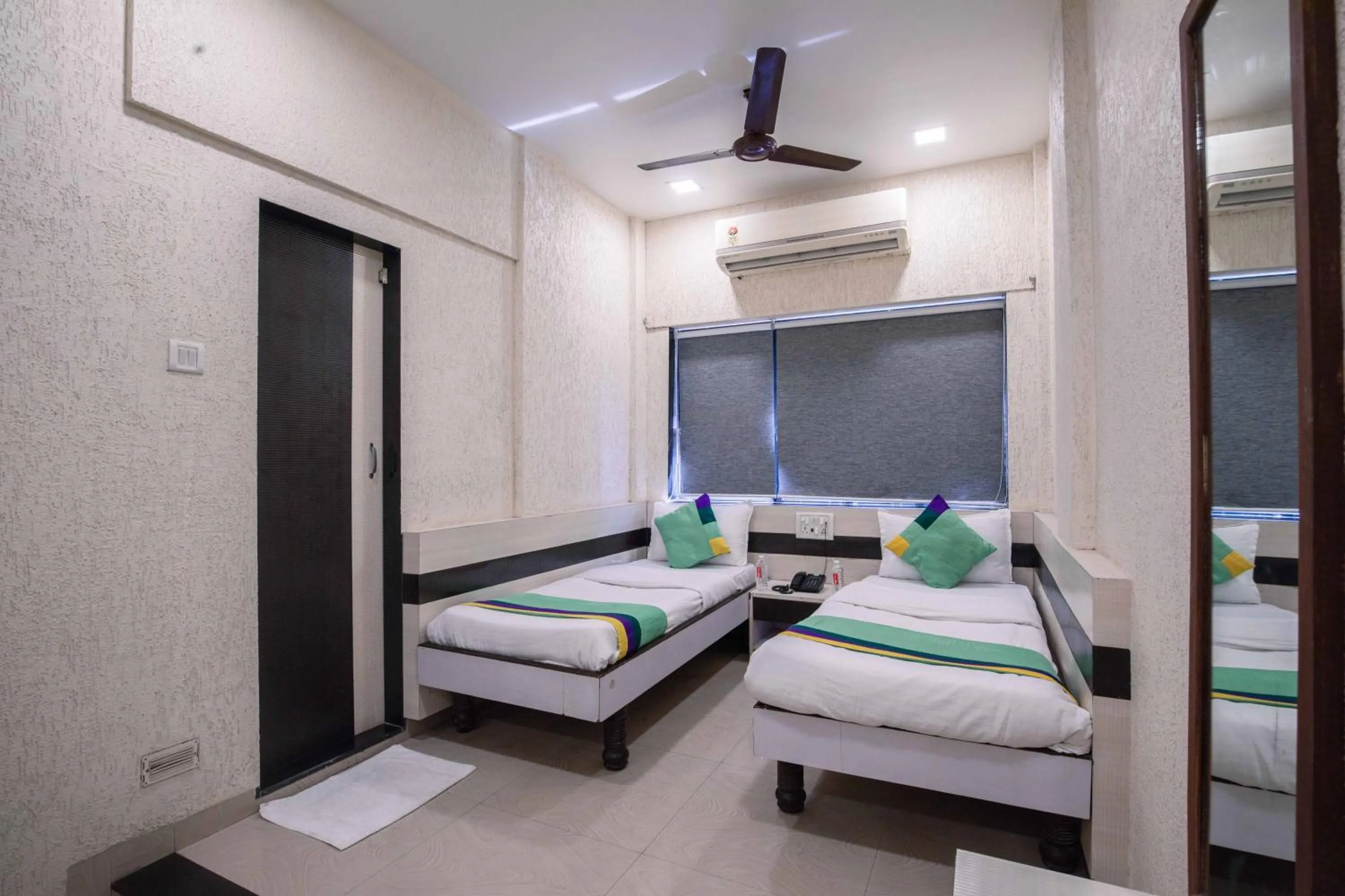 Bedroom, Bed in Treebo Hiramani Parel Lalbaug
