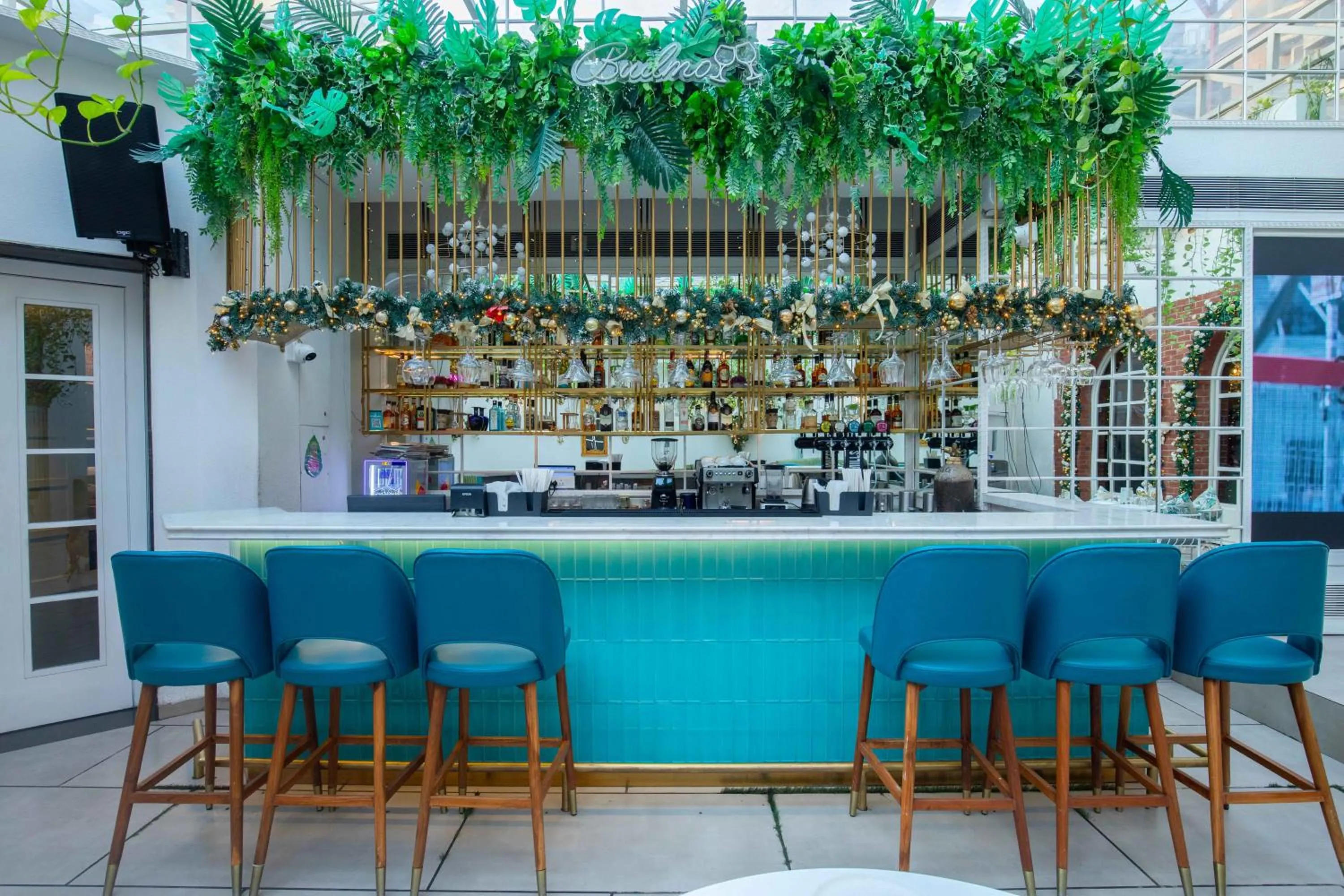 Restaurant/places to eat in Treebo Hiramani Parel Lalbaug