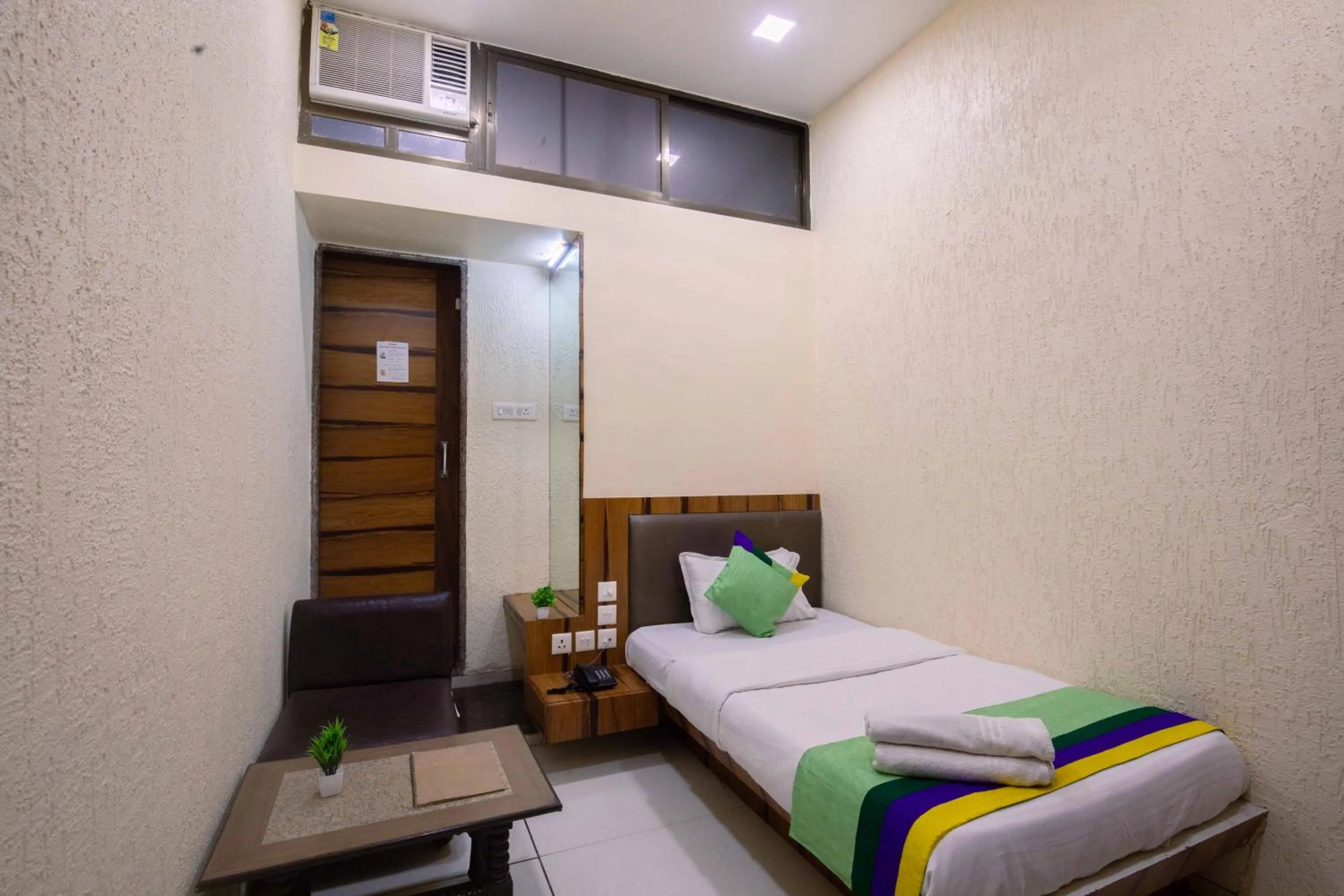 Bedroom, Bed in Treebo Hiramani Parel Lalbaug