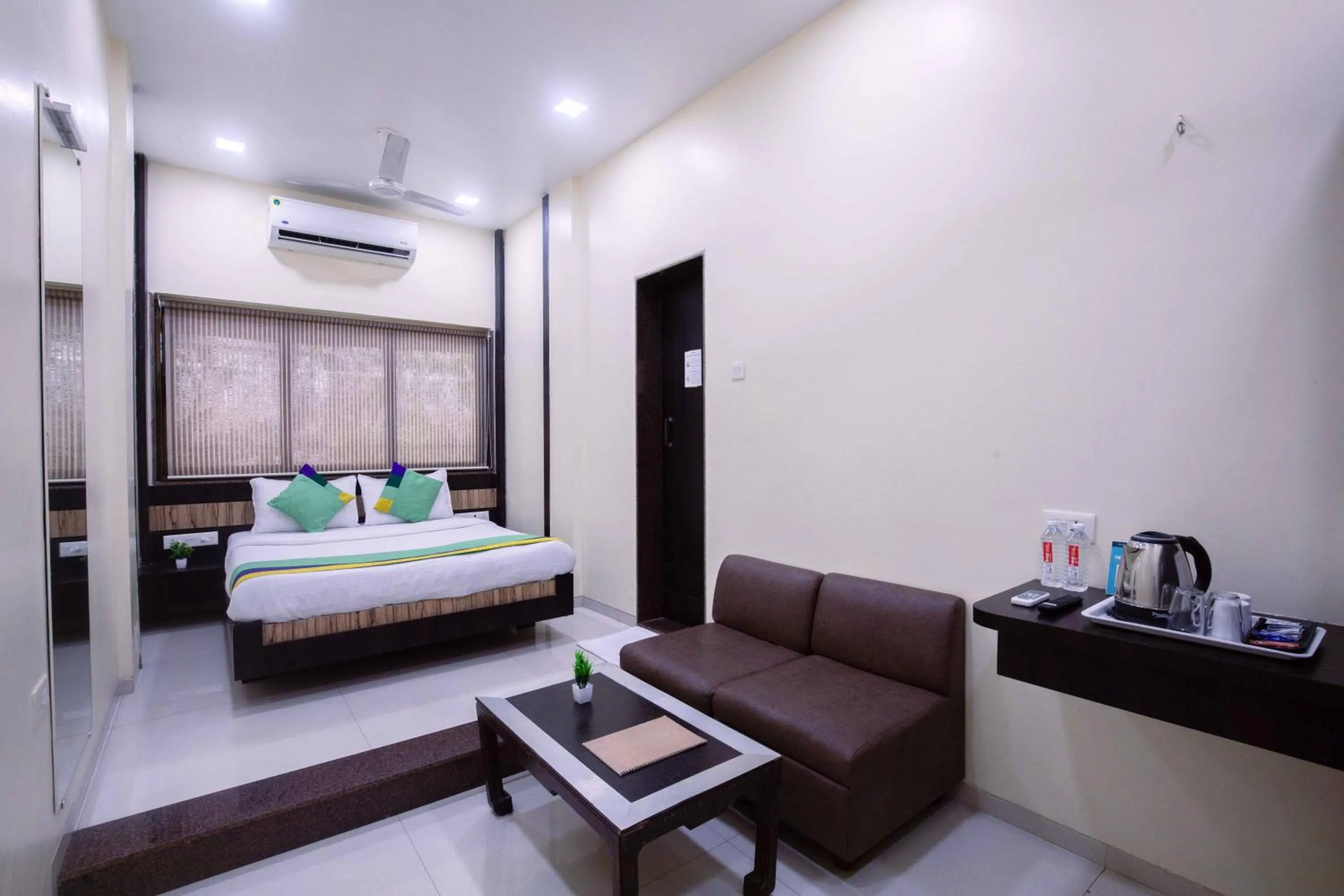 Bedroom, Bed in Treebo Hiramani Parel Lalbaug