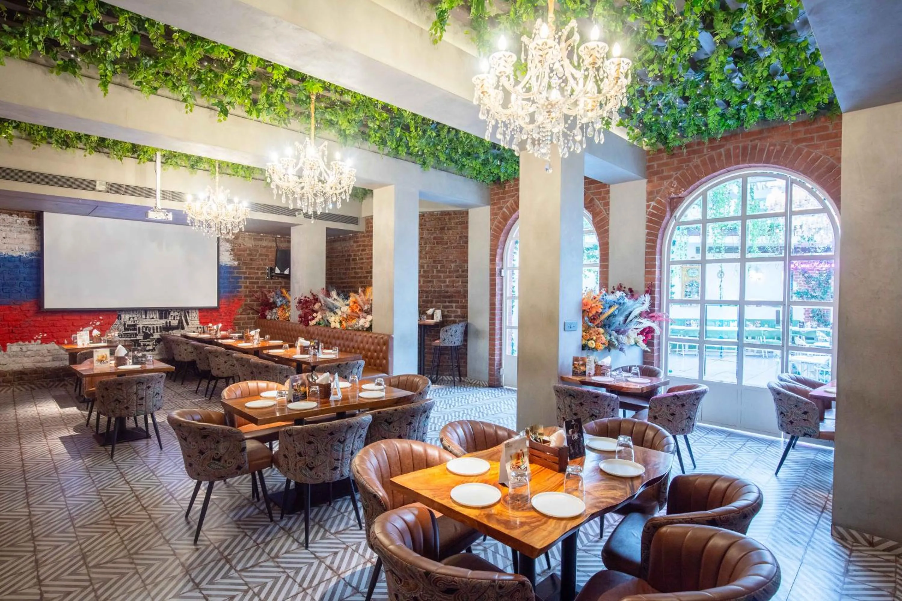 Restaurant/places to eat in Treebo Hiramani Parel Lalbaug