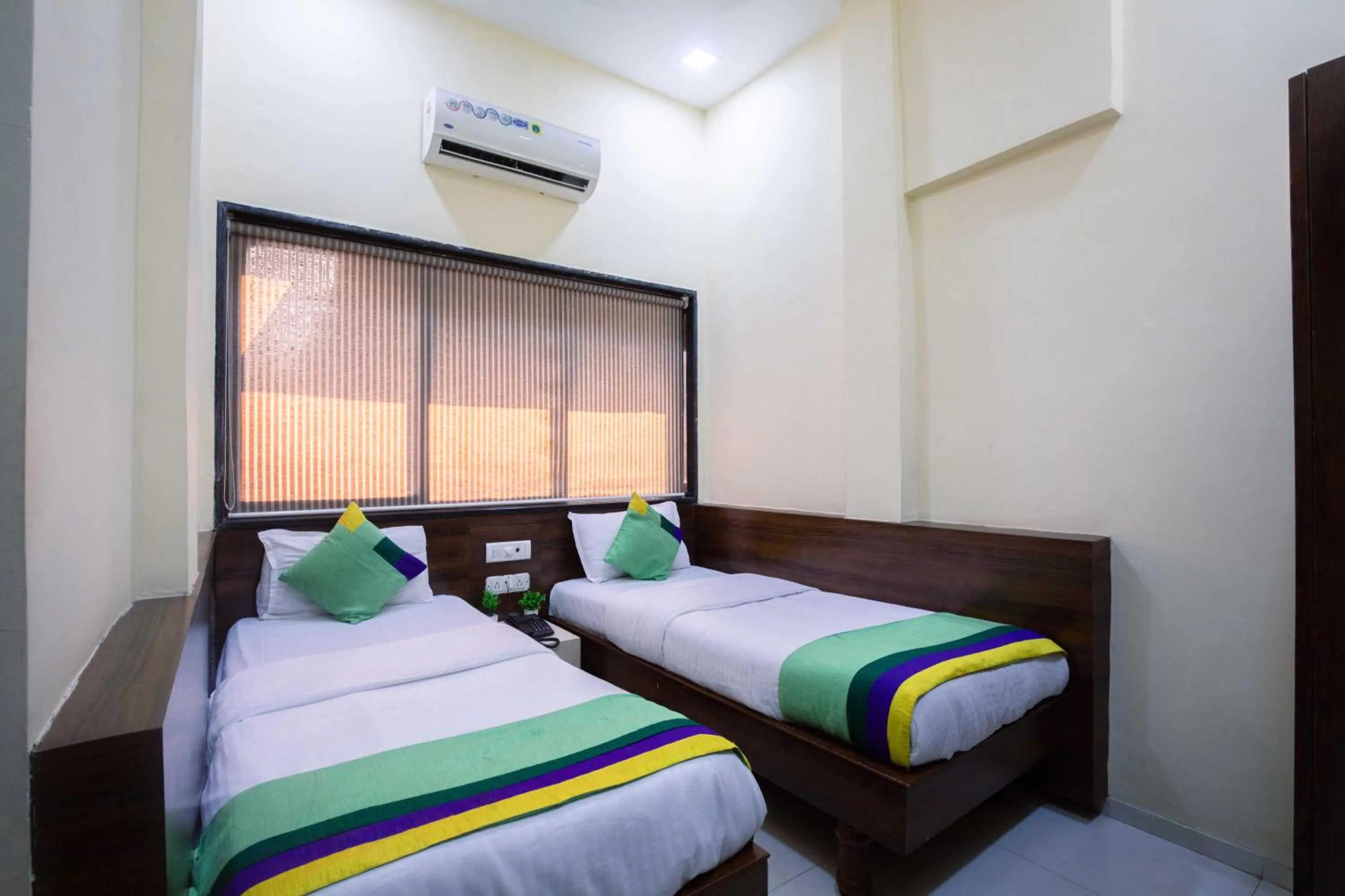 Bedroom, Bed in Treebo Hiramani Parel Lalbaug