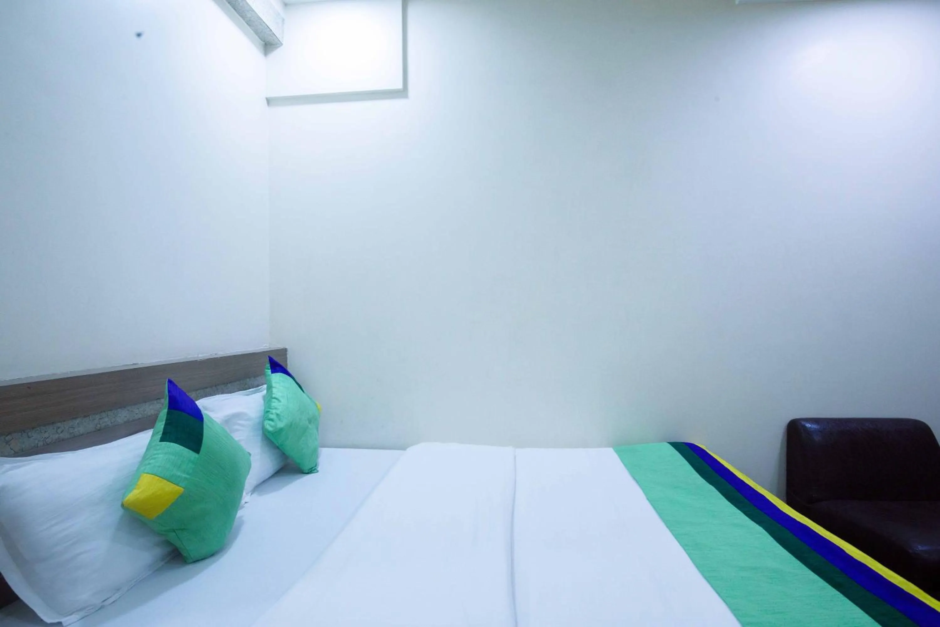 Bedroom, Bed in Treebo Hiramani Parel Lalbaug