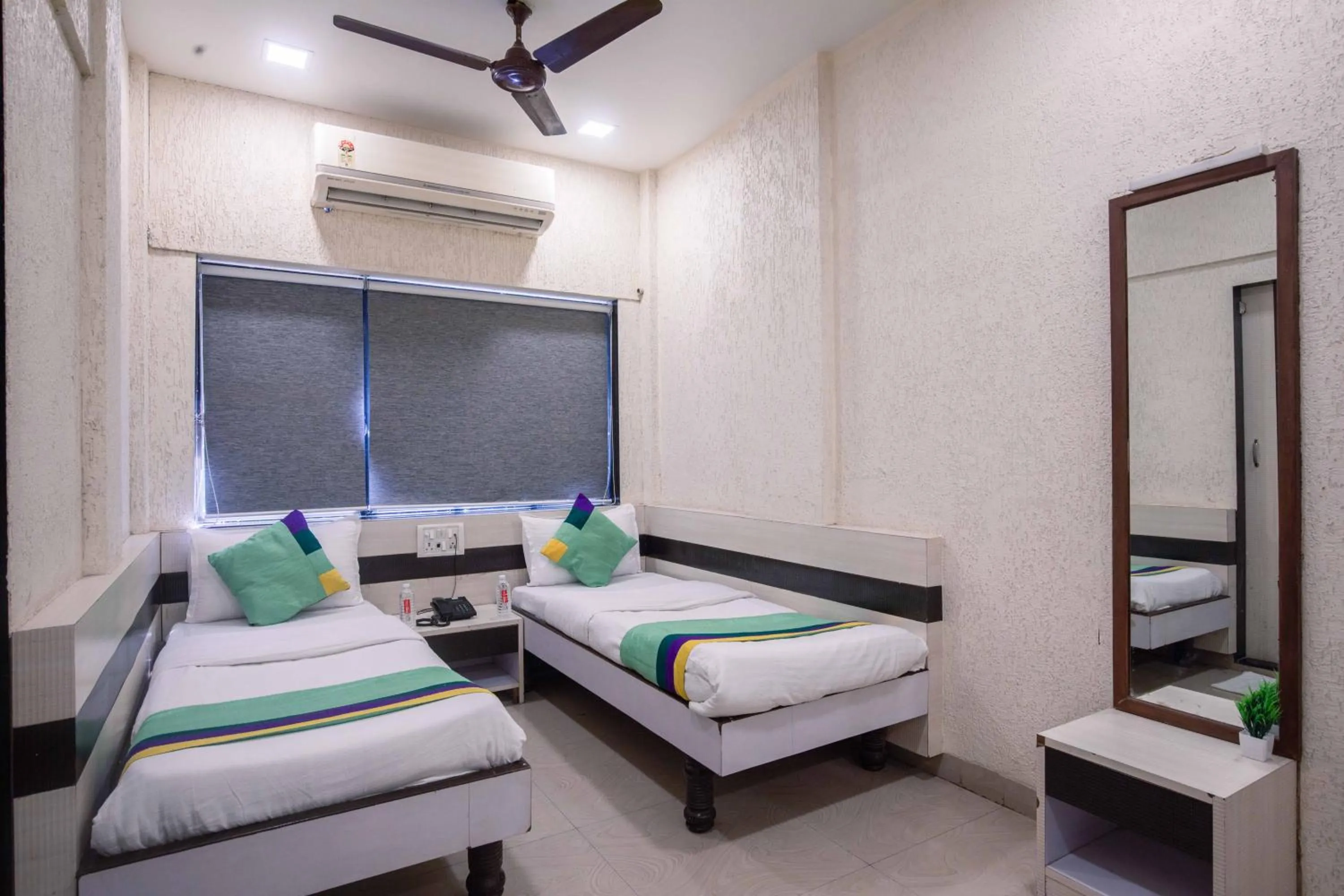 Bedroom, Bed in Treebo Hiramani Parel Lalbaug