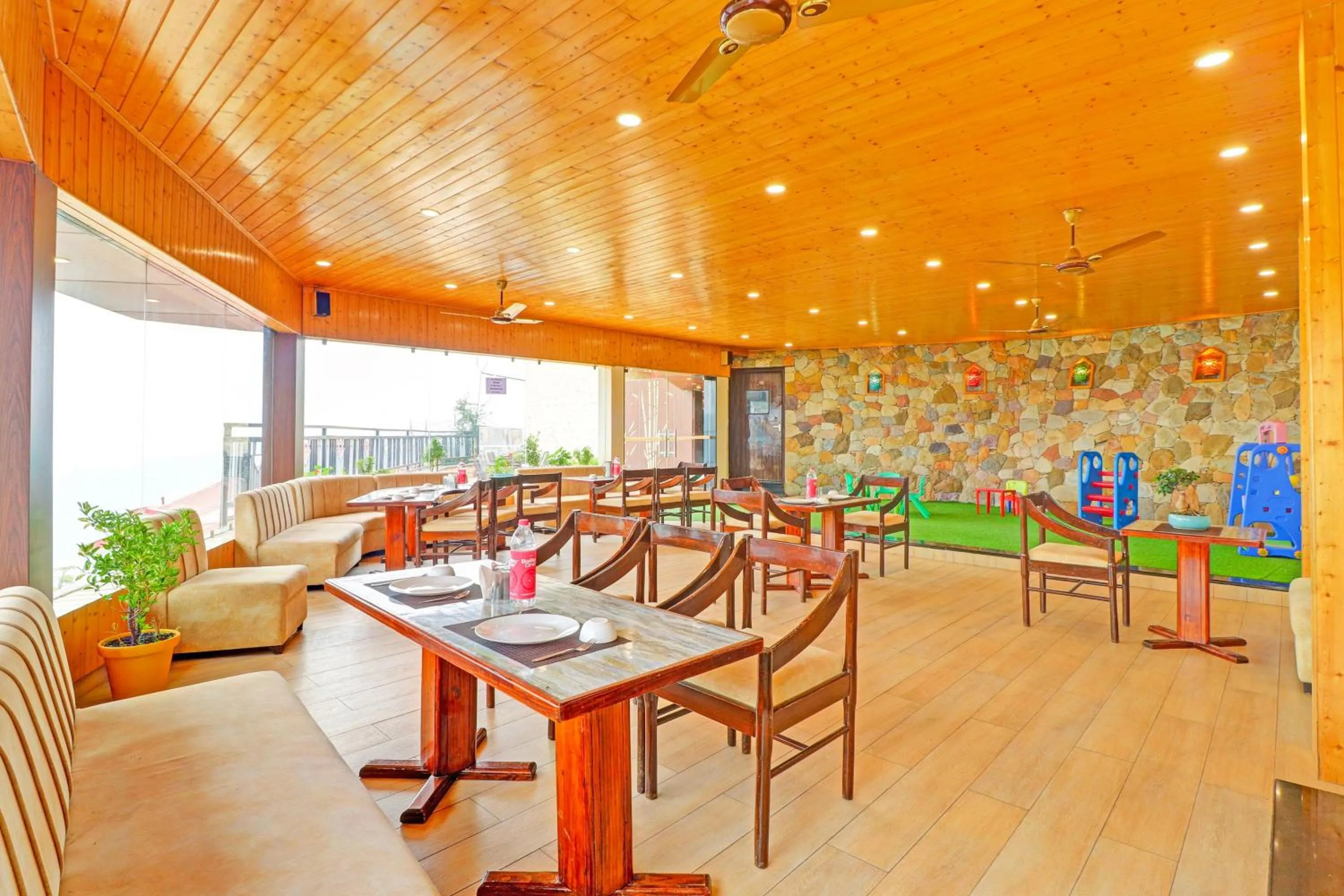 Restaurant/places to eat in Super Collection O Pioneer