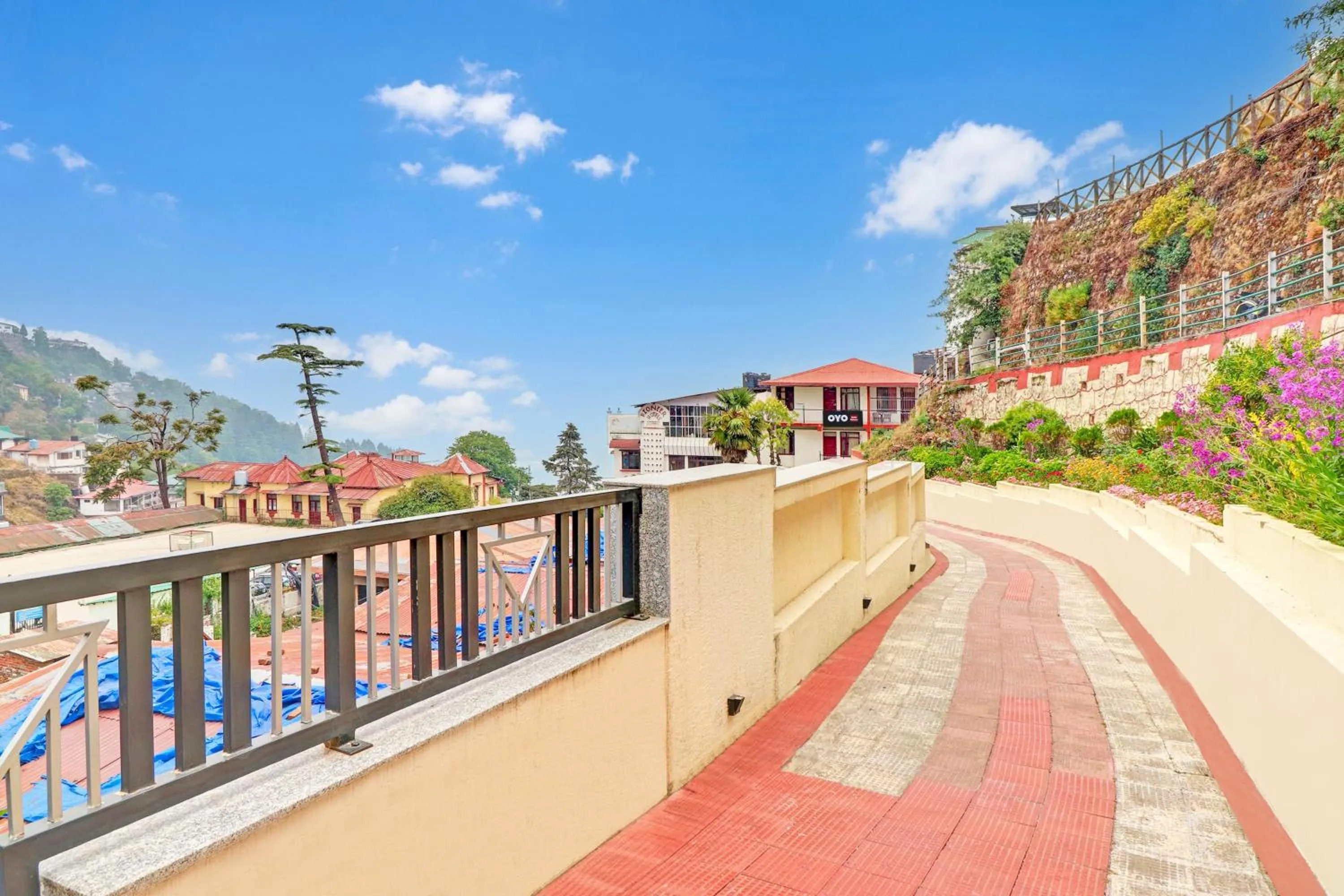 Facade/entrance in Super Collection O Pioneer