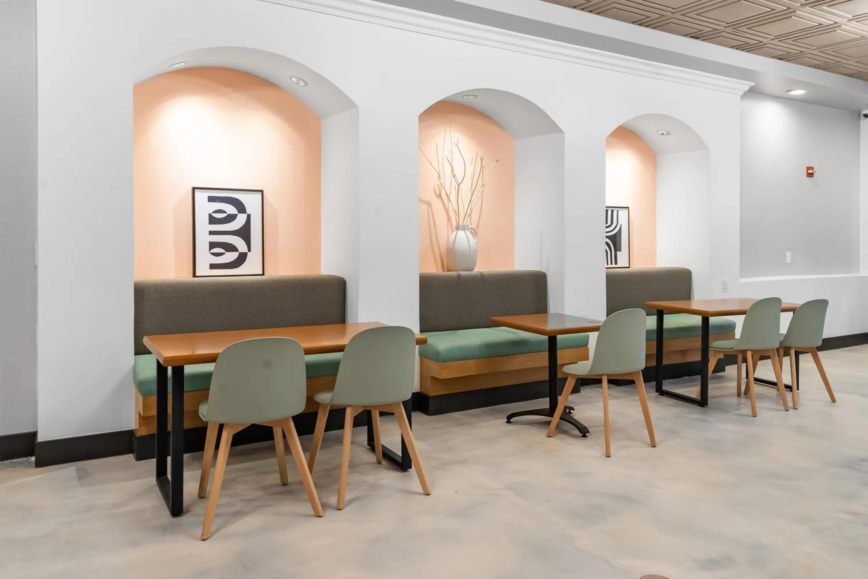 Restaurant/places to eat in The Live Hotel