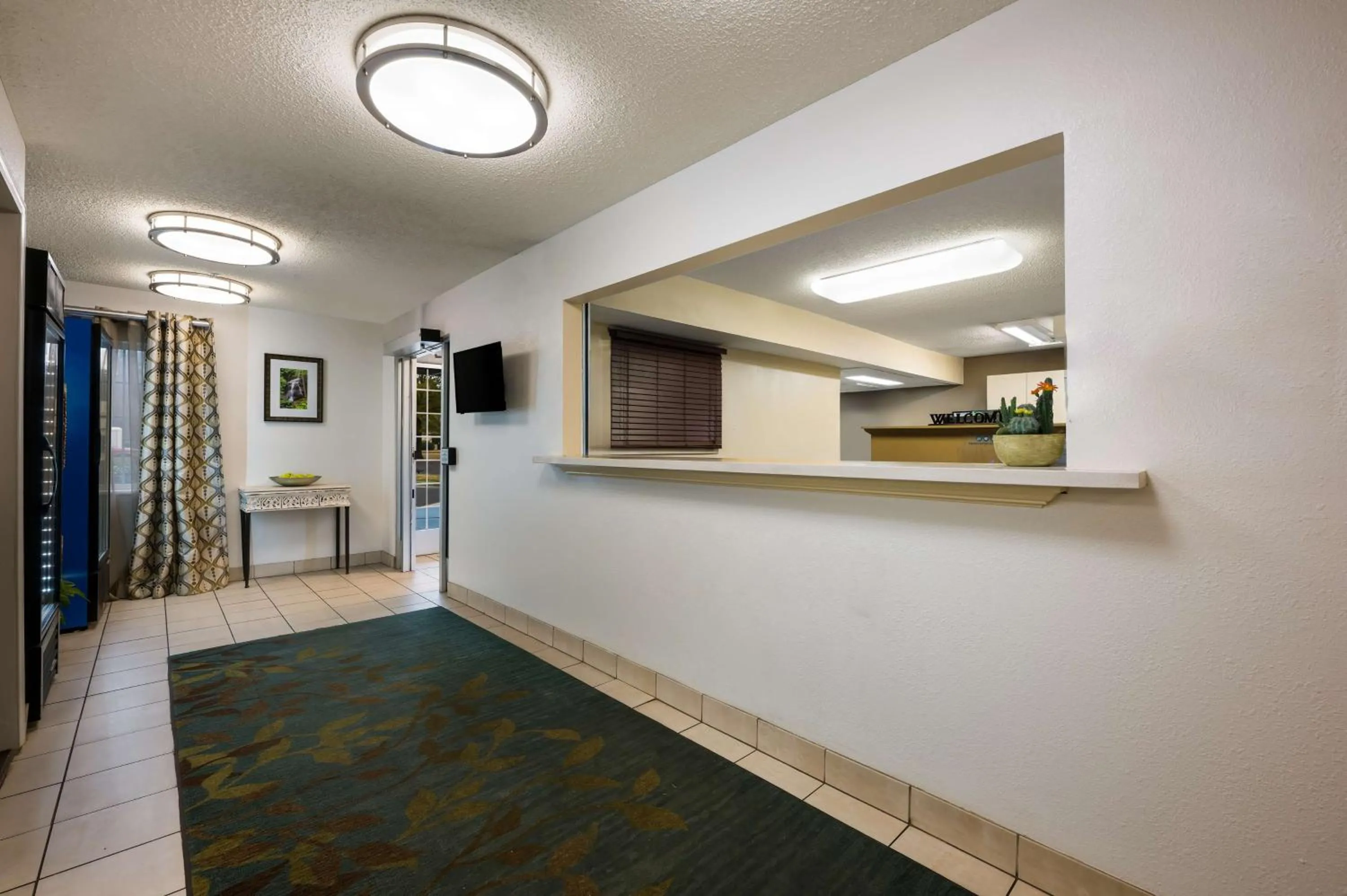 Lobby or reception in Sonesta Simply Suites Chicago Waukegan
