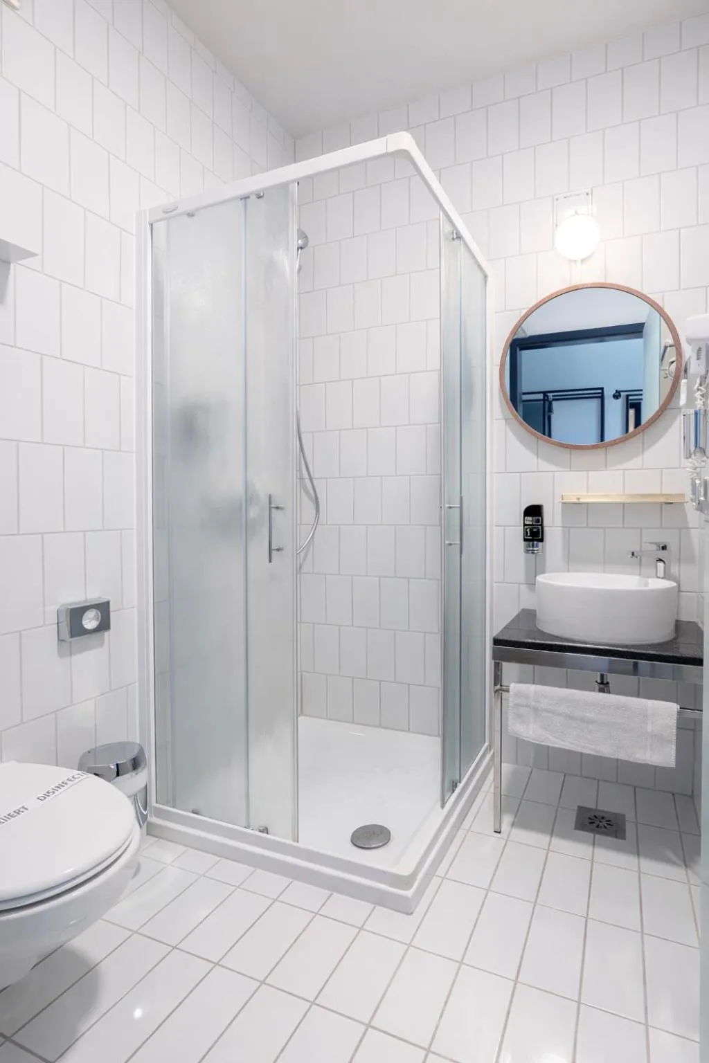 Toilet in Das Schreder Hotel - Munich Free Parking