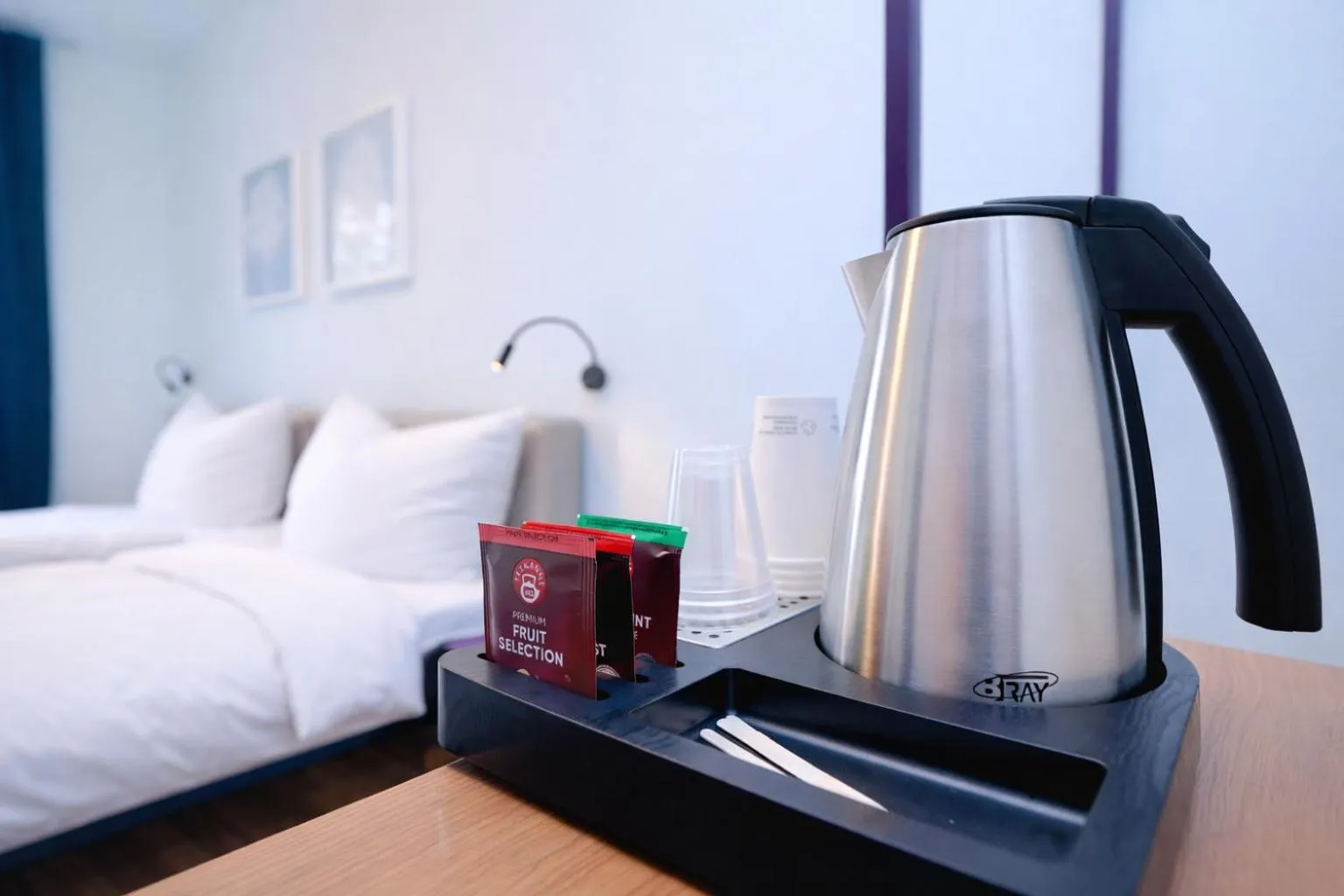 Coffee/tea facilities, Bed in Das Schreder Hotel - Munich Free Parking