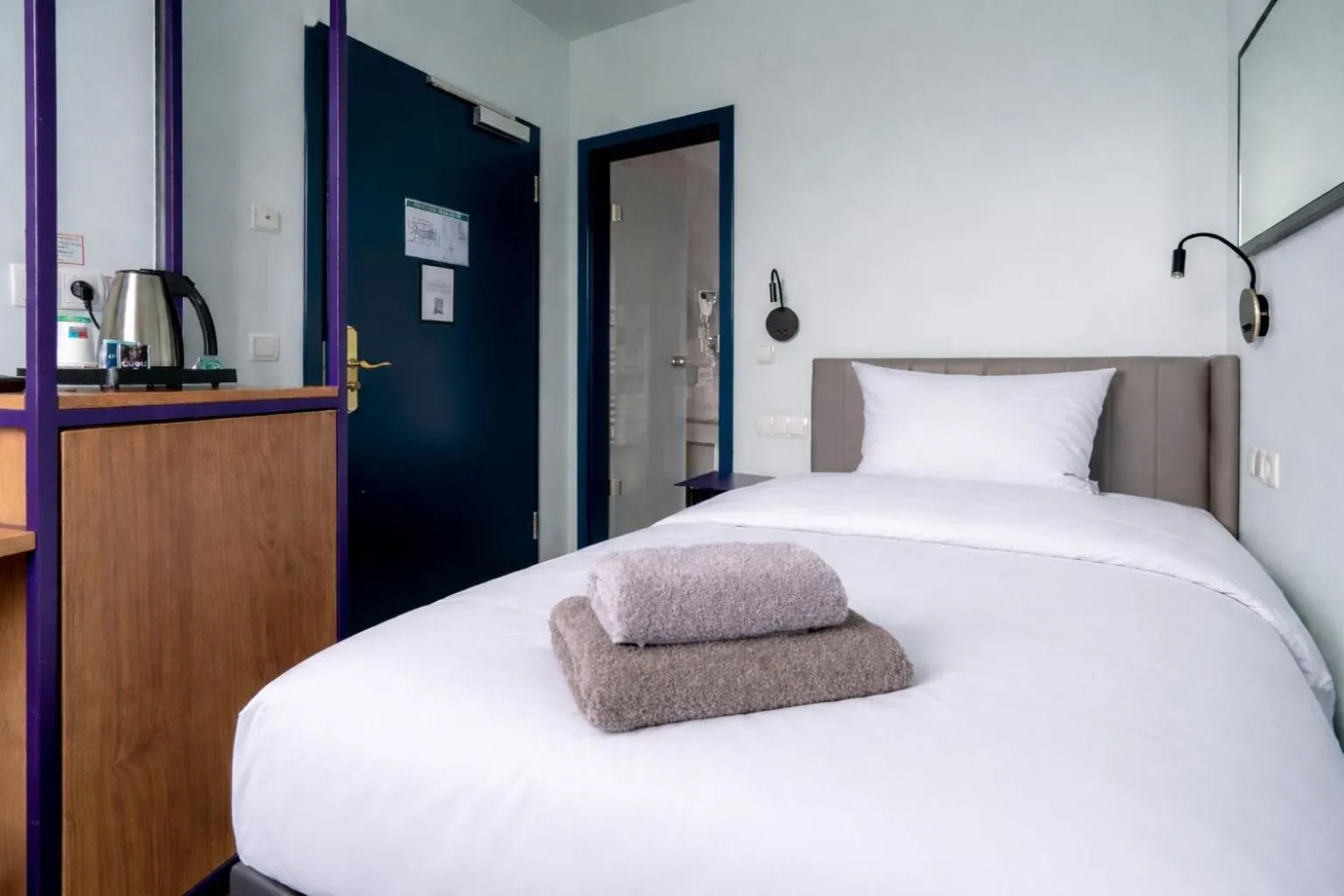 Bed in Das Schreder Hotel - Munich Free Parking