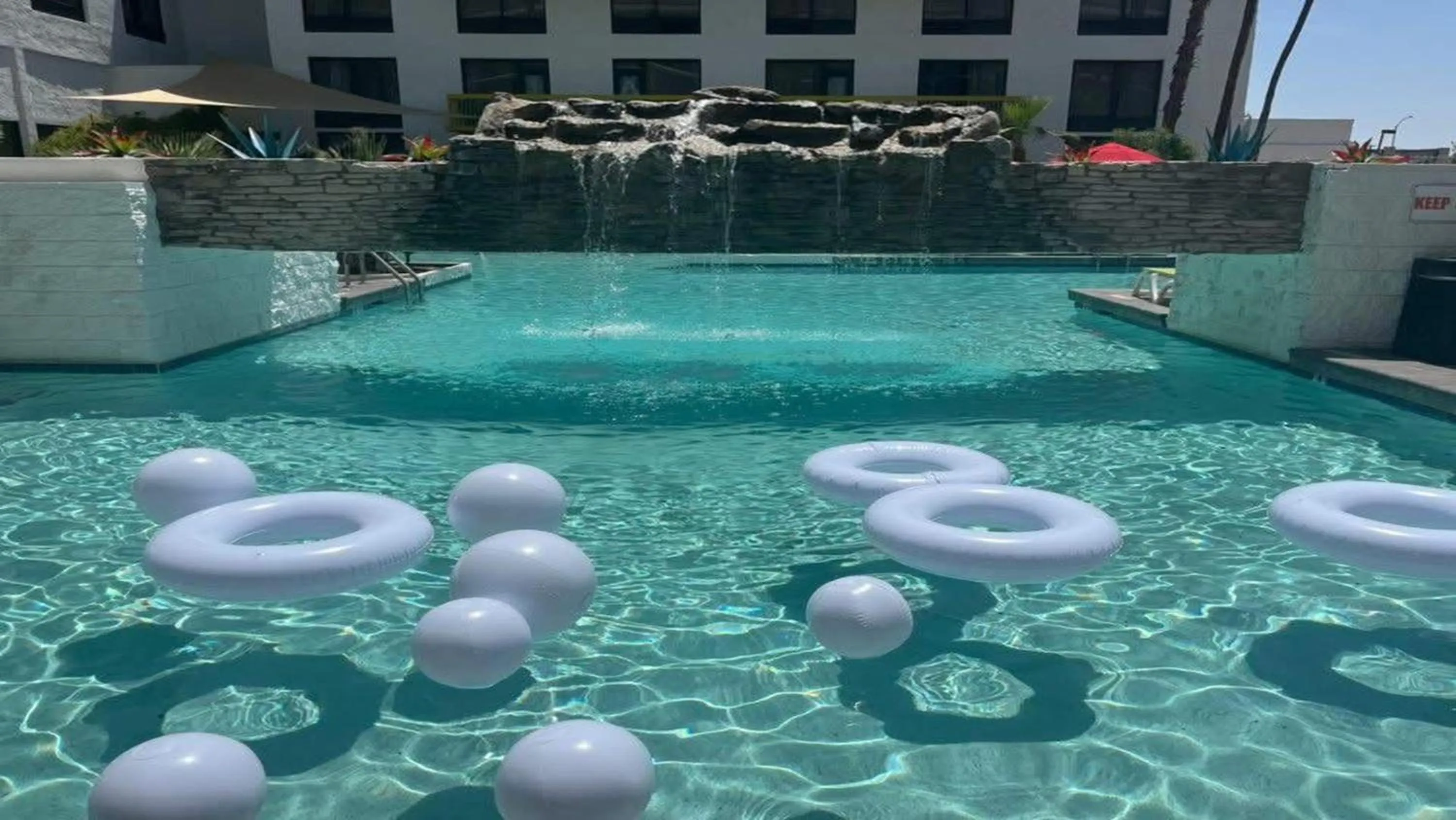 Swimming pool in Holiday Inn Phoenix-Mesa Chandler by IHG