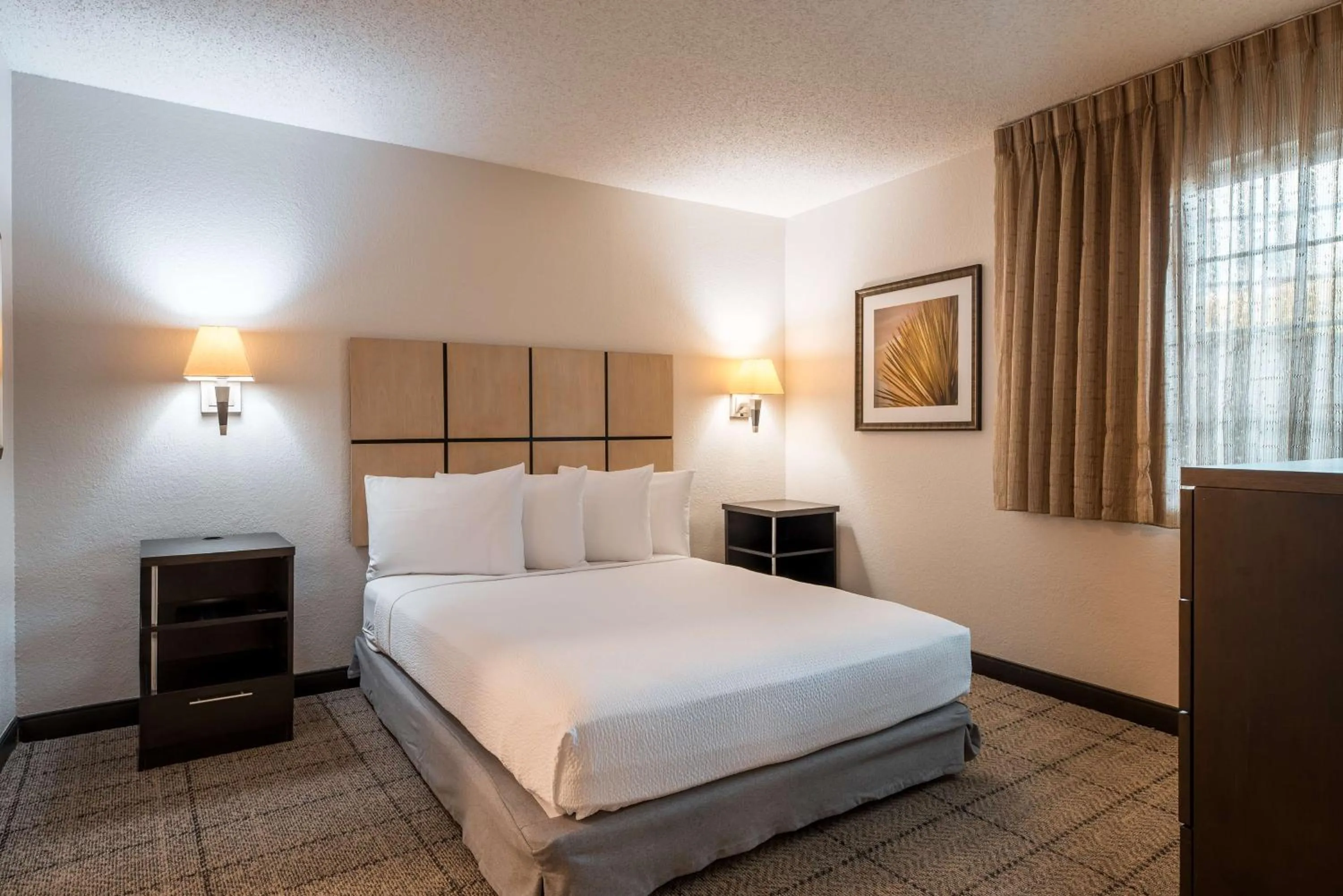 Photo of the whole room, Bed in Sonesta Simply Suites Fort Worth