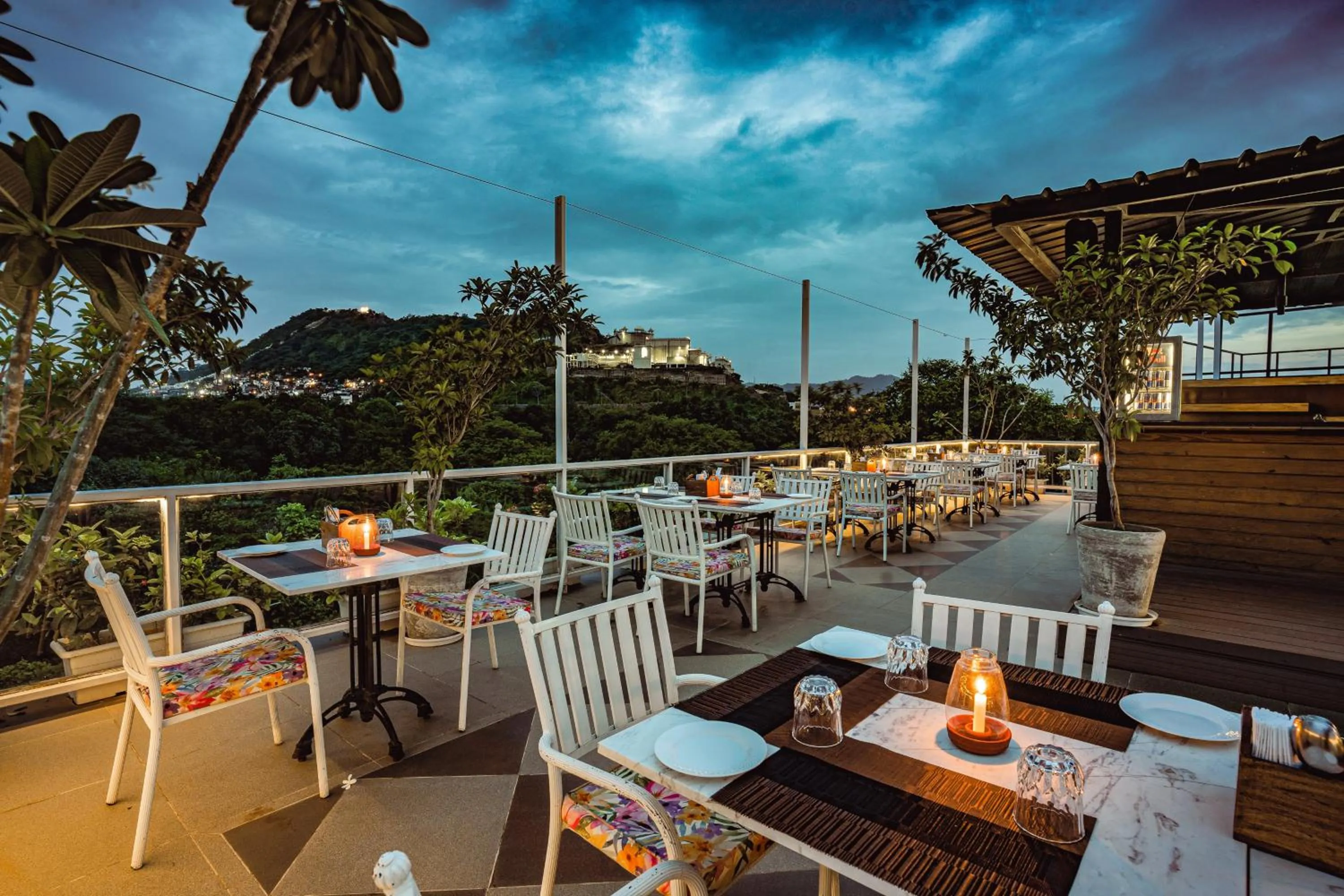 Restaurant/places to eat in Tripli Hotels Shiv Villas