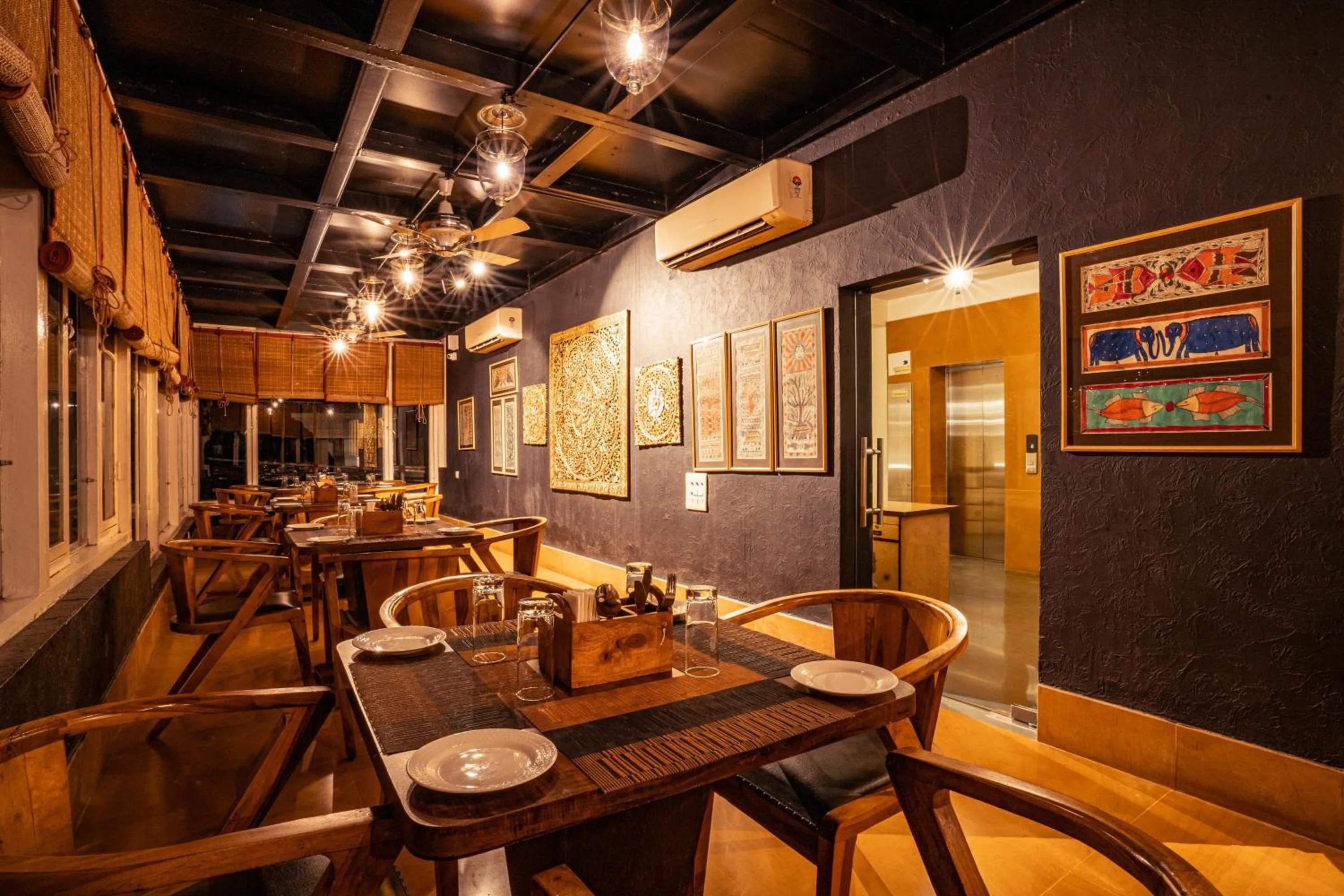 Restaurant/places to eat in Tripli Hotels Shiv Villas