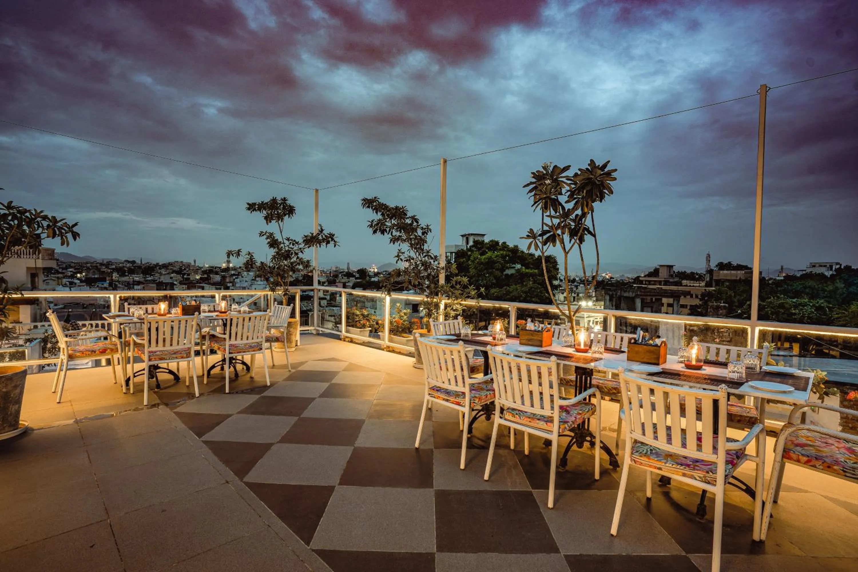 Restaurant/places to eat in Tripli Hotels Shiv Villas