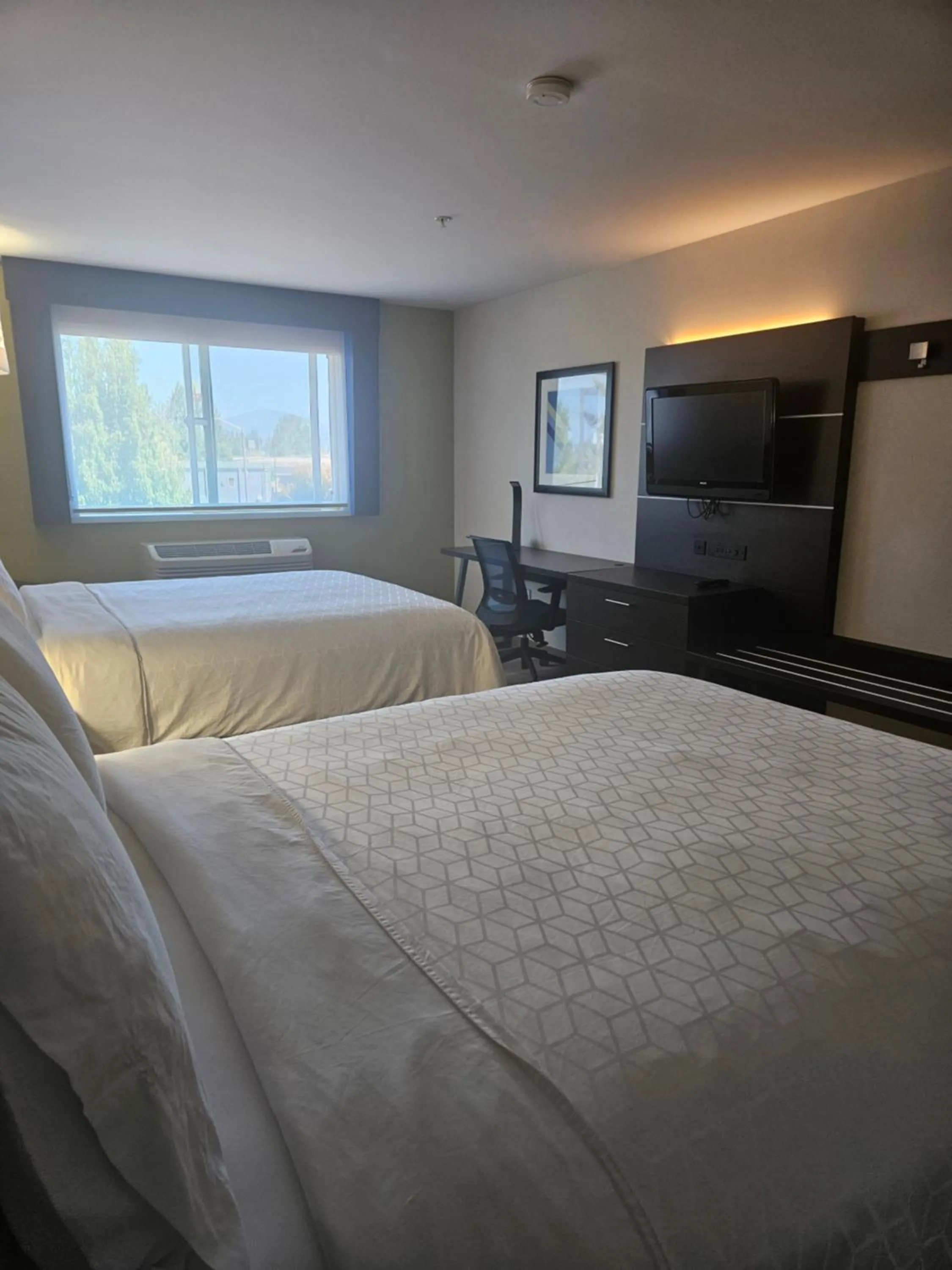 Bed in Holiday Inn Express Hotels & Suites Burlington by IHG