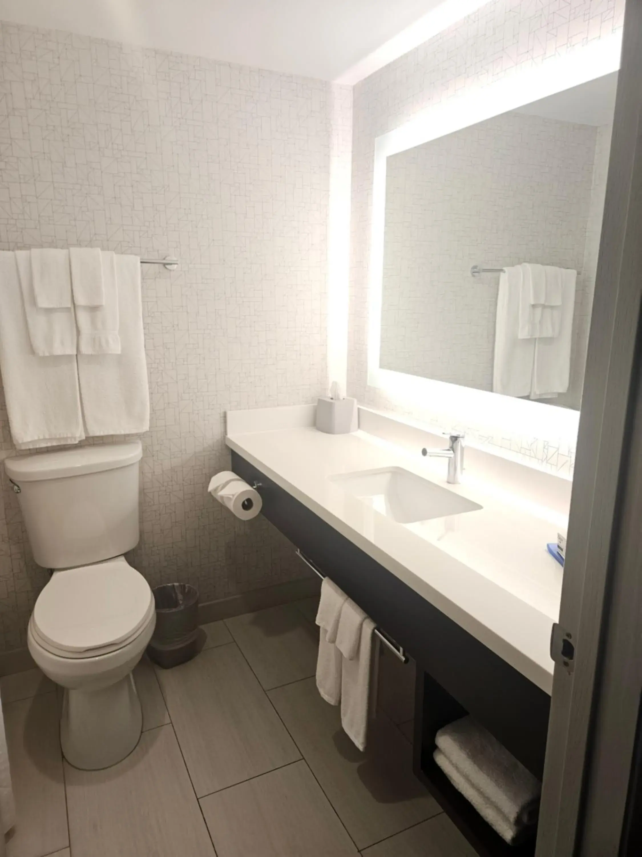 Standard King Room in Holiday Inn Express Hotels & Suites Burlington by IHG Standard King Room in Holiday Inn Express Hotels & Suites Burlington by IHG