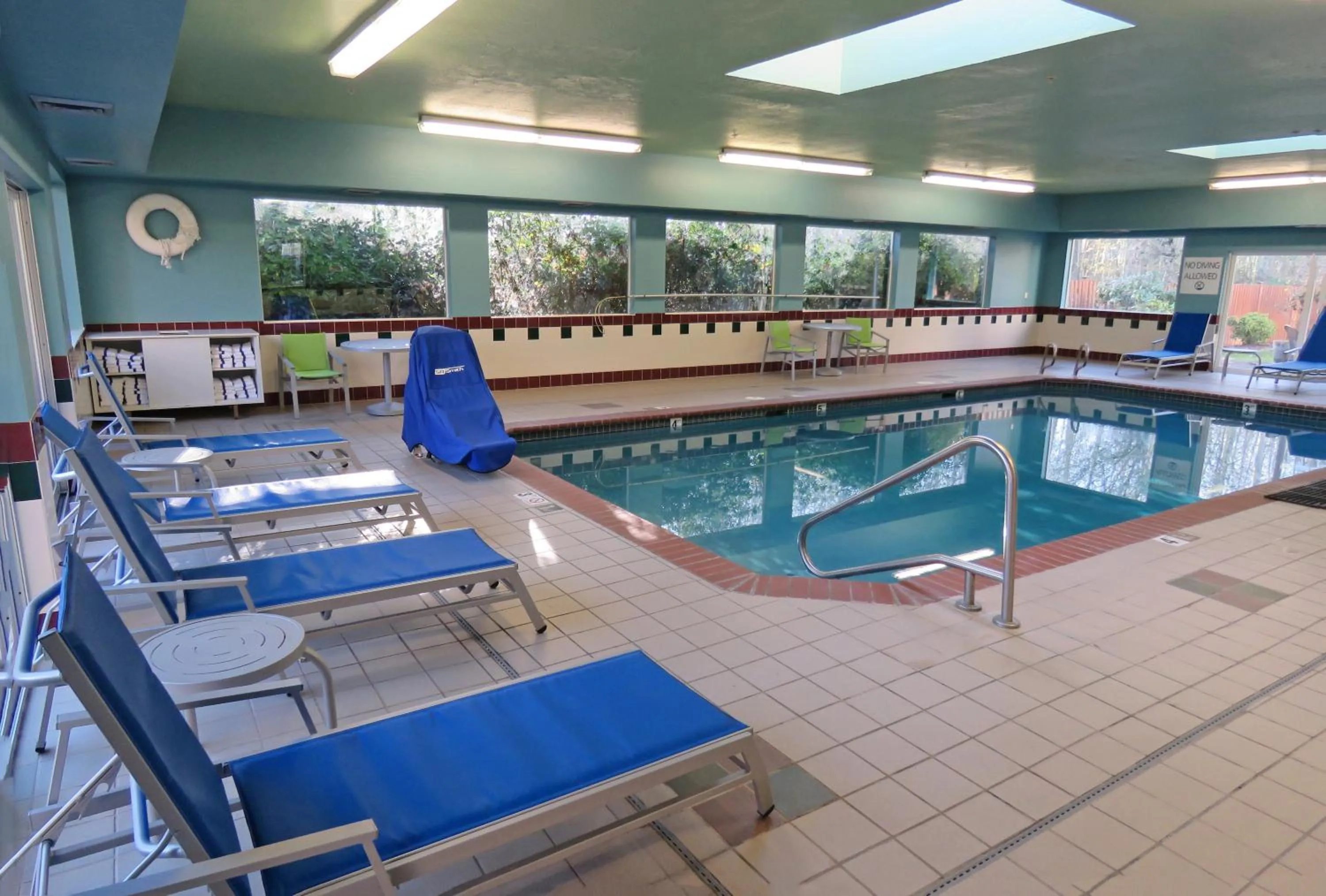 Swimming pool in Holiday Inn Express Hotels & Suites Burlington by IHG