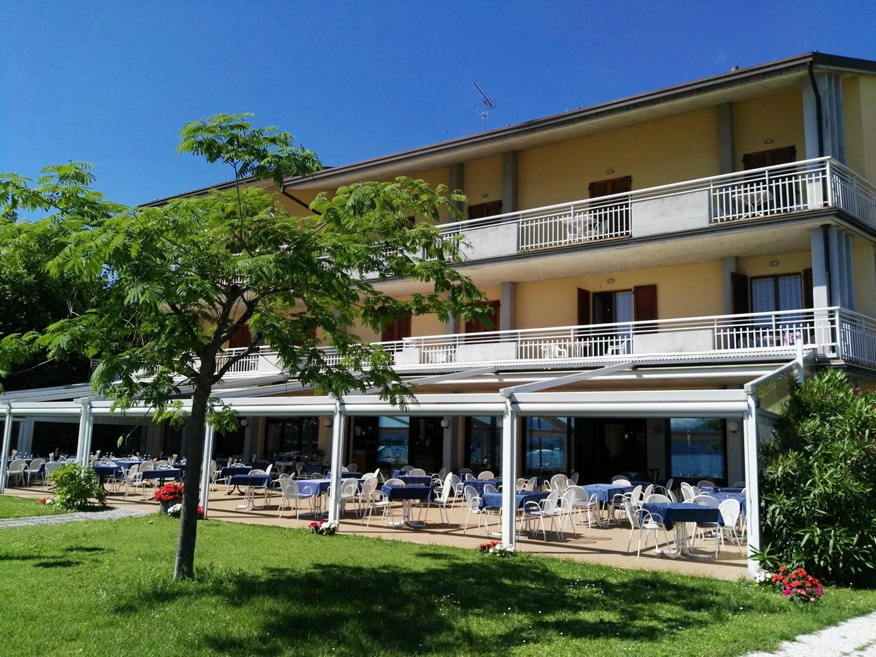 Property building in Hotel La Romantica