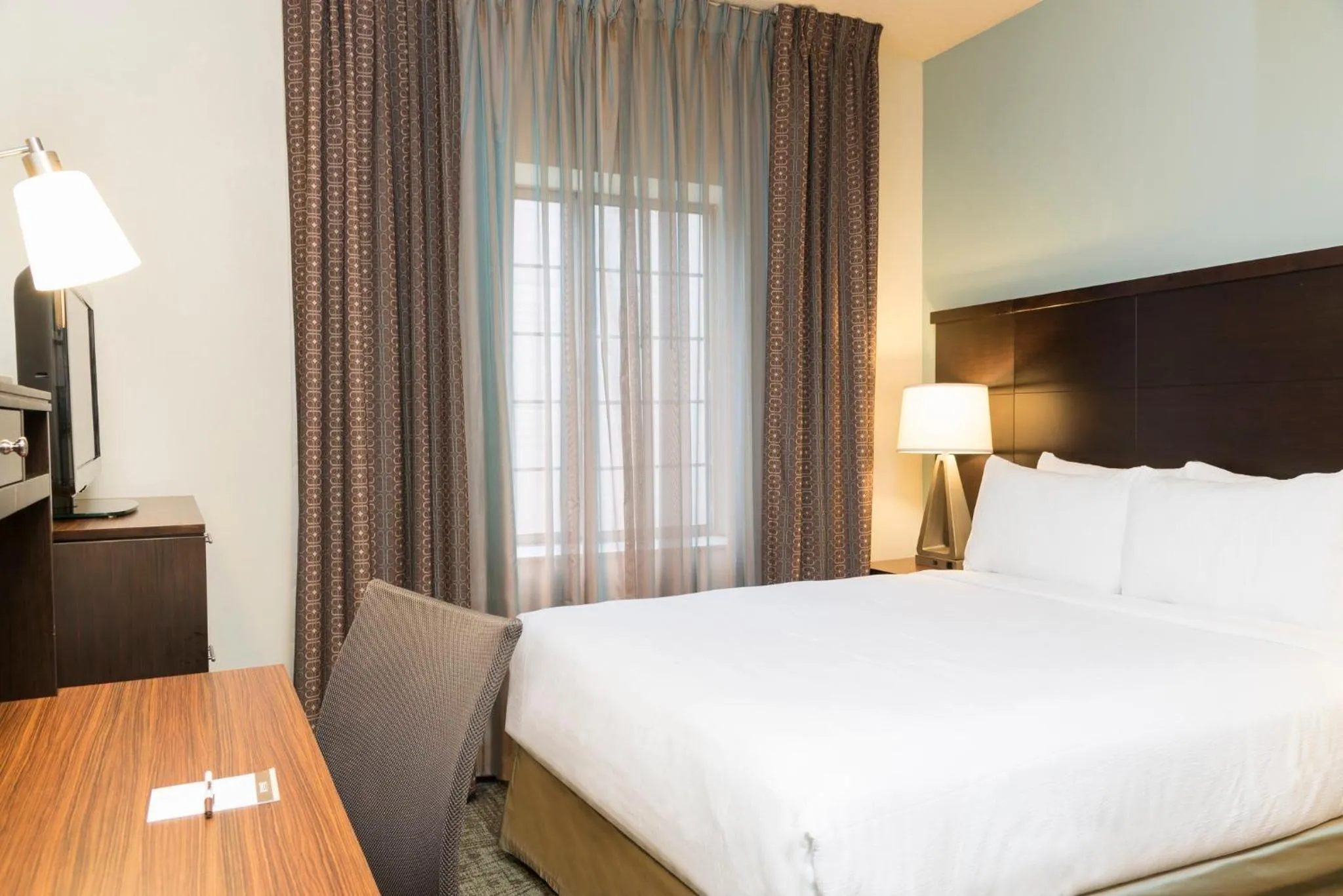 Photo of the whole room, Bed in Staybridge Suites Chicago-Oakbrook Terrace by IHG