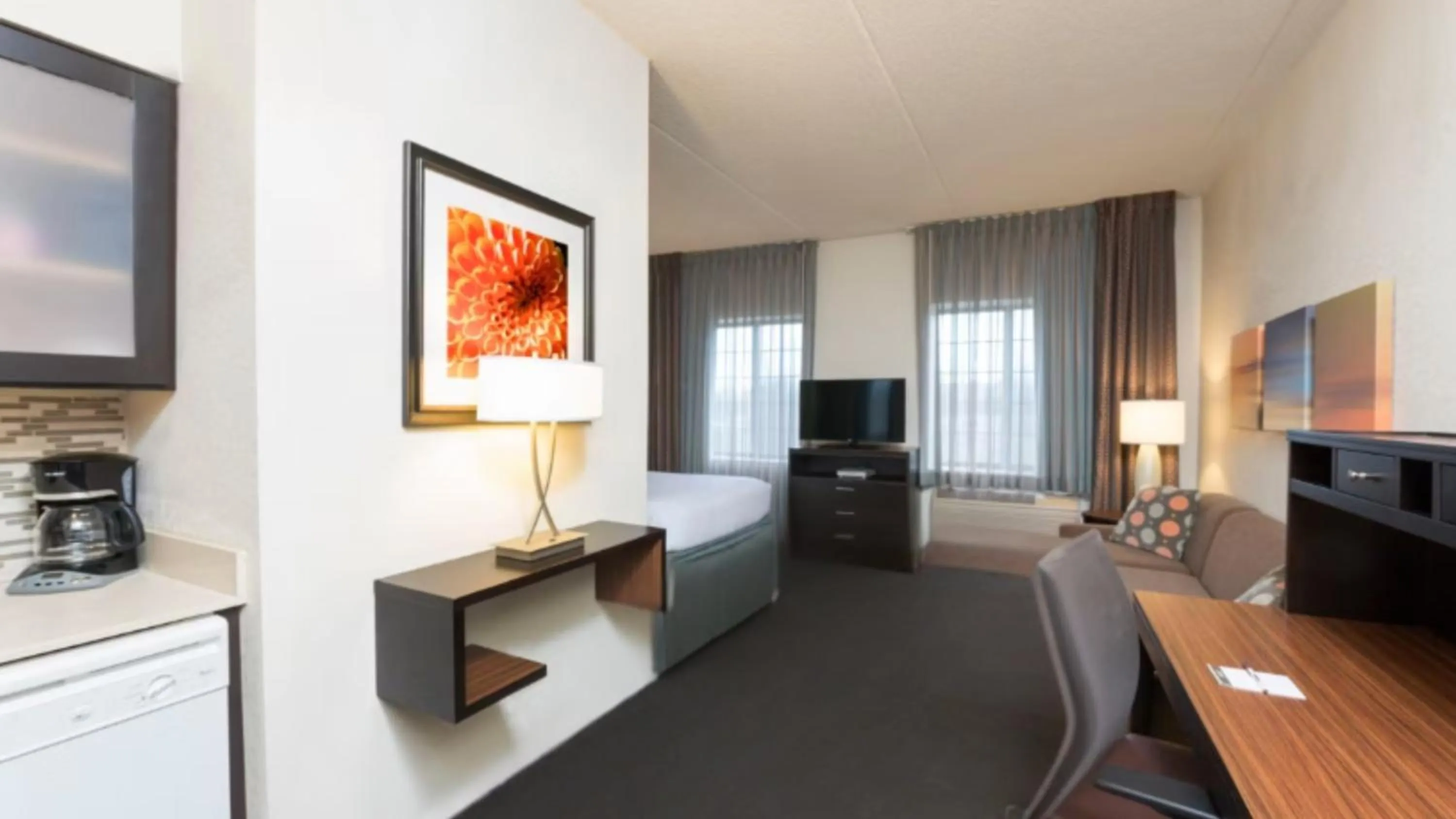 Photo of the whole room, Bed in Staybridge Suites Chicago-Oakbrook Terrace by IHG