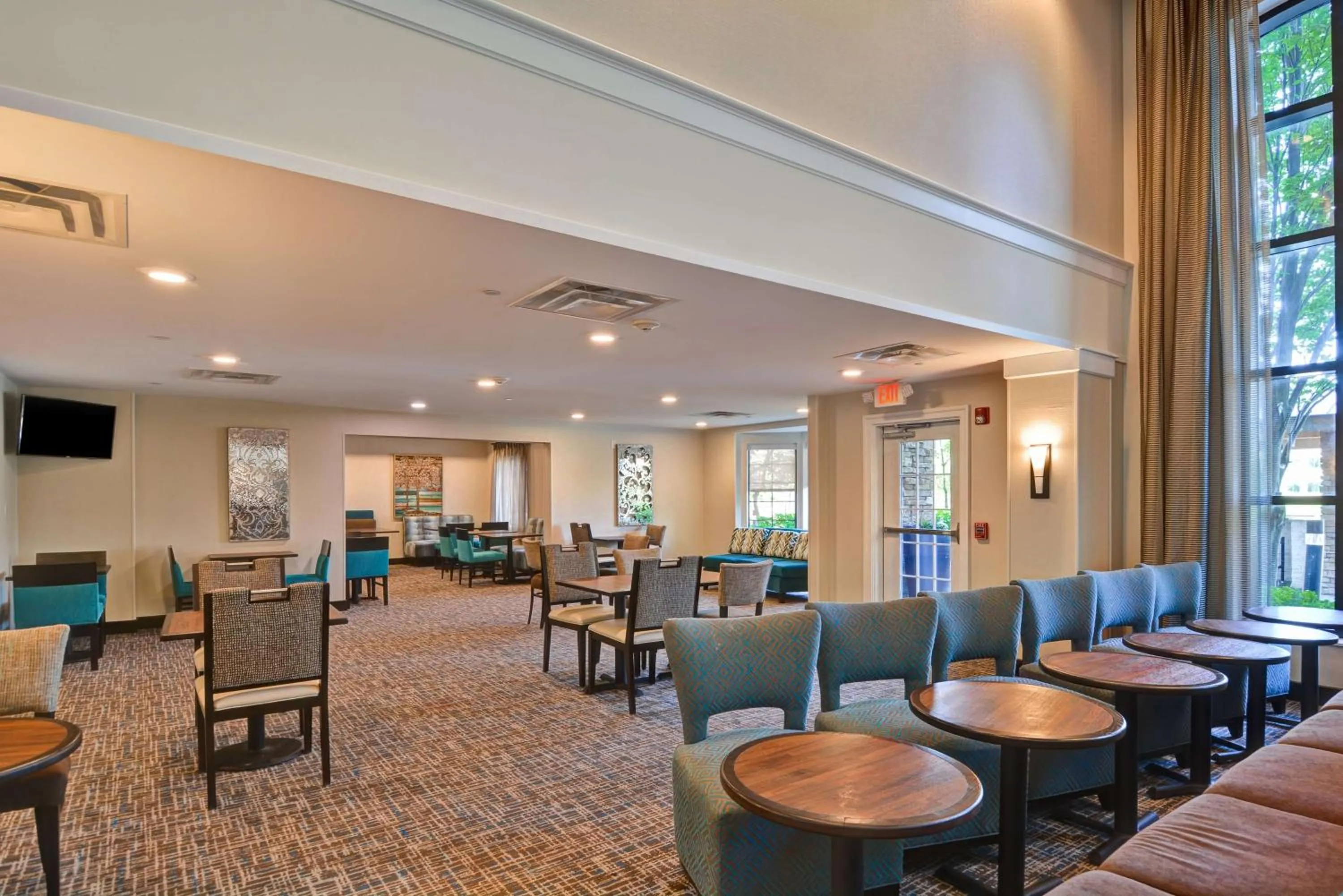 Dining area in Homewood Suites by Hilton Aurora Naperville