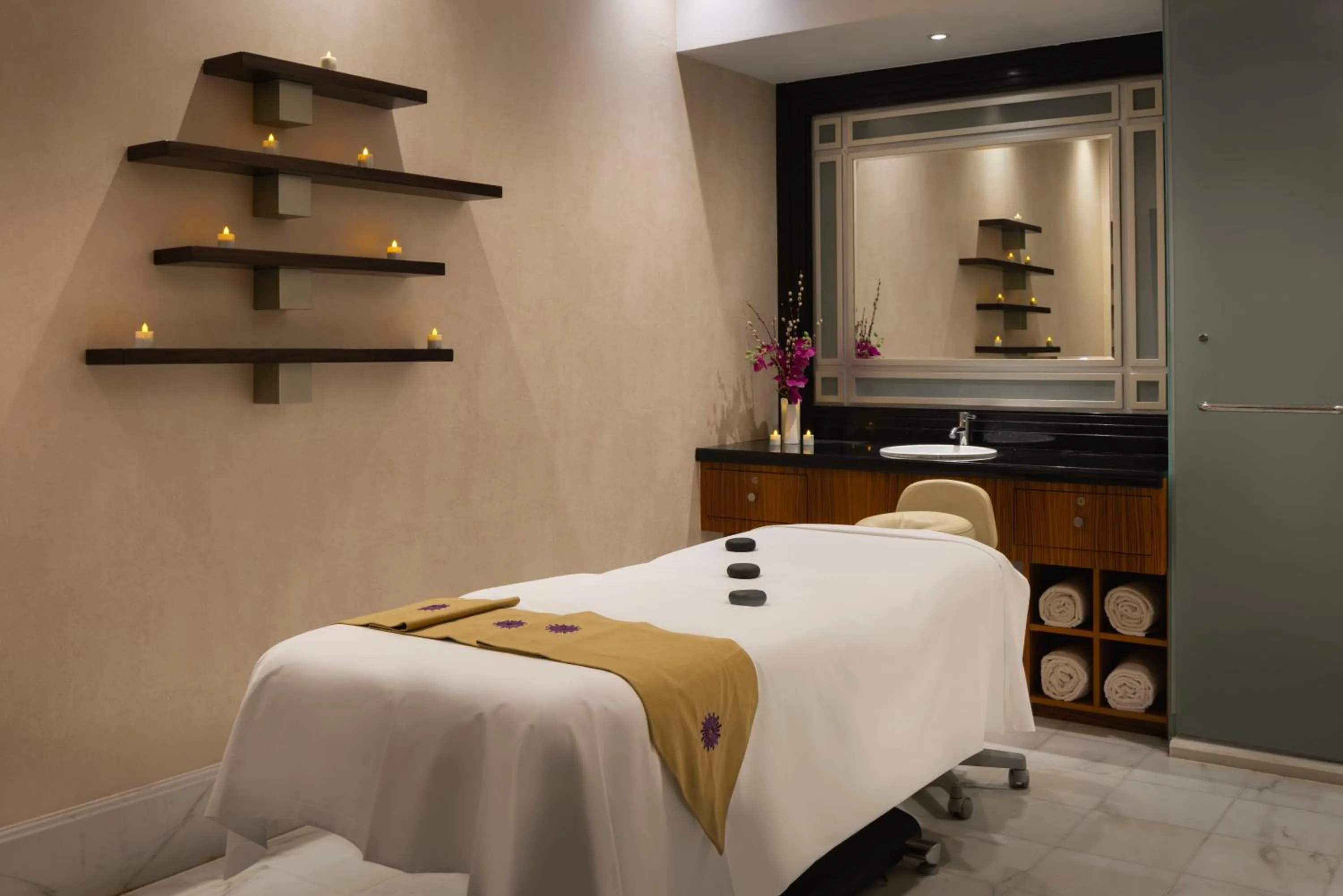 Spa and wellness centre/facilities, Bed in Sheraton Oman Hotel