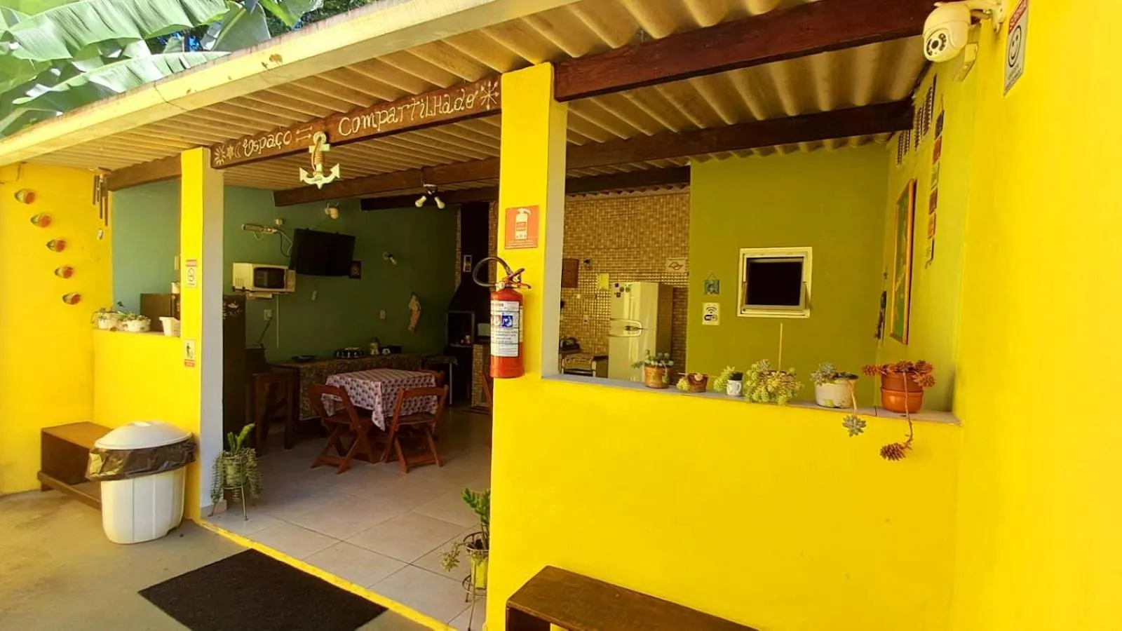 Communal kitchen in Suítes Cantinho do Sossego em Ubatuba