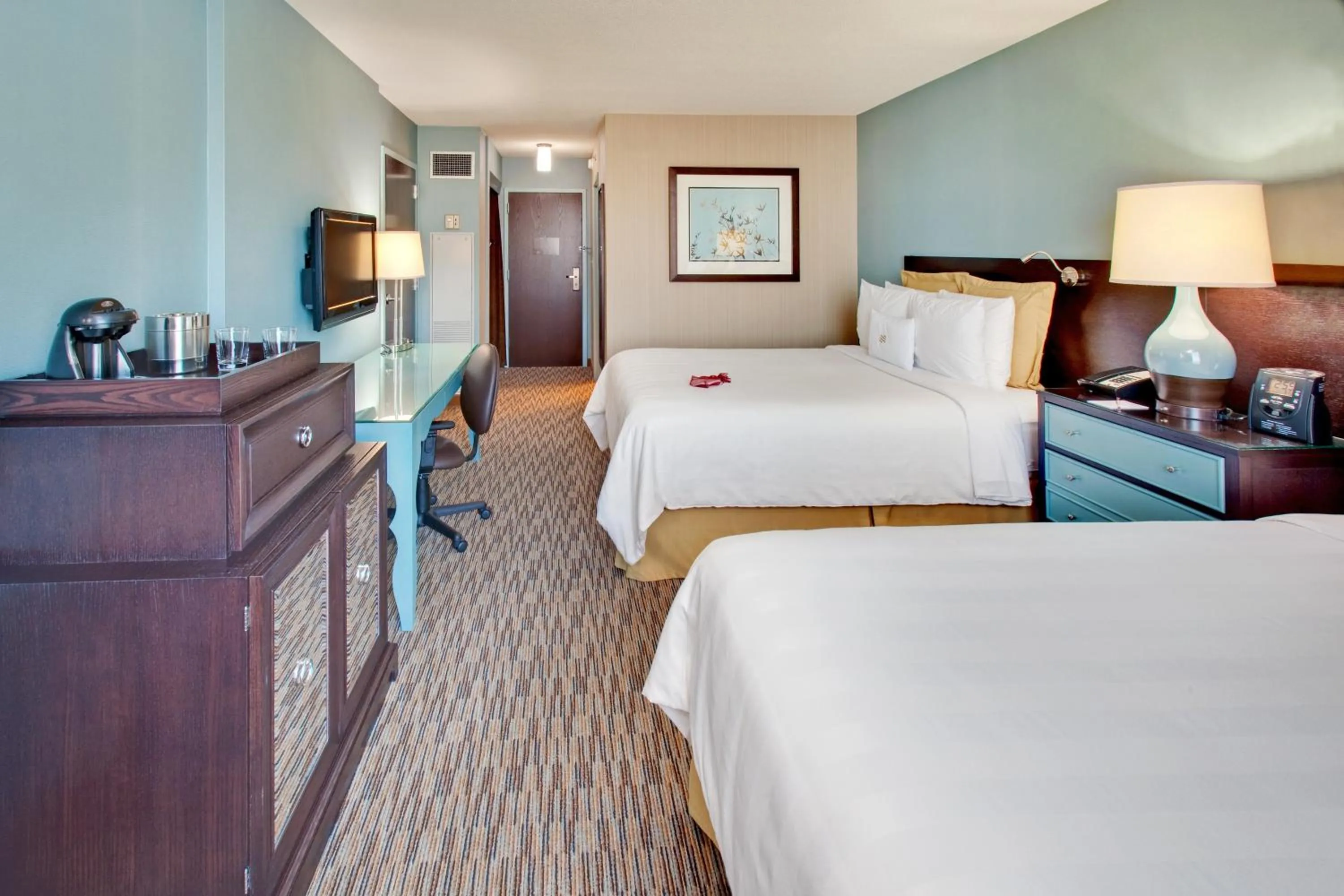 Photo of the whole room, Bed in Crowne Plaza Hotel Glen Ellyn/Lombard by IHG