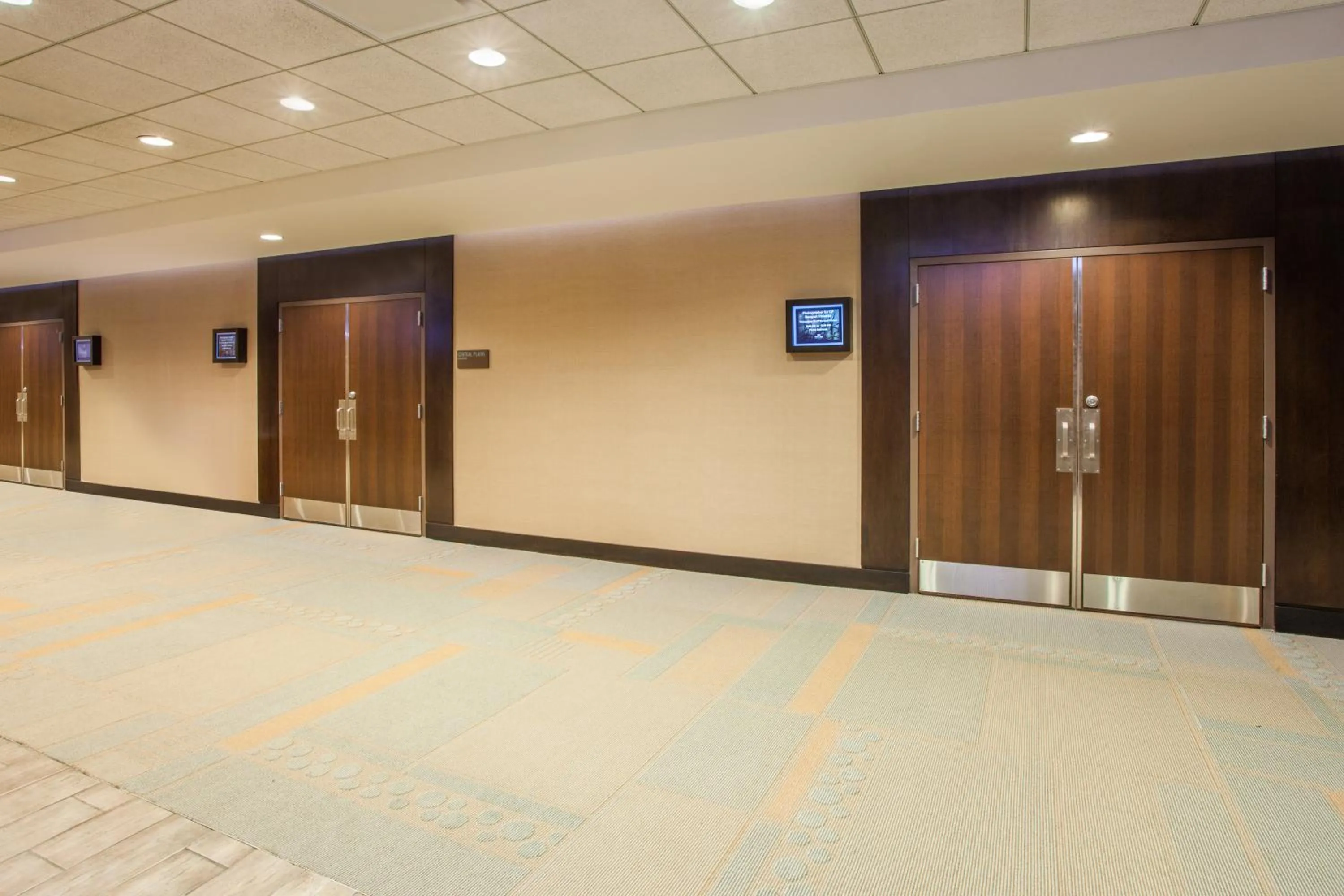 Meeting/conference room in Crowne Plaza Hotel Glen Ellyn/Lombard by IHG