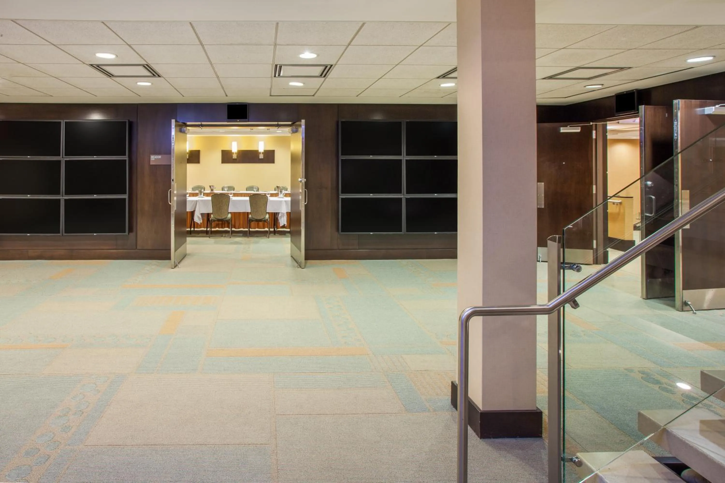 Meeting/conference room in Crowne Plaza Hotel Glen Ellyn/Lombard by IHG